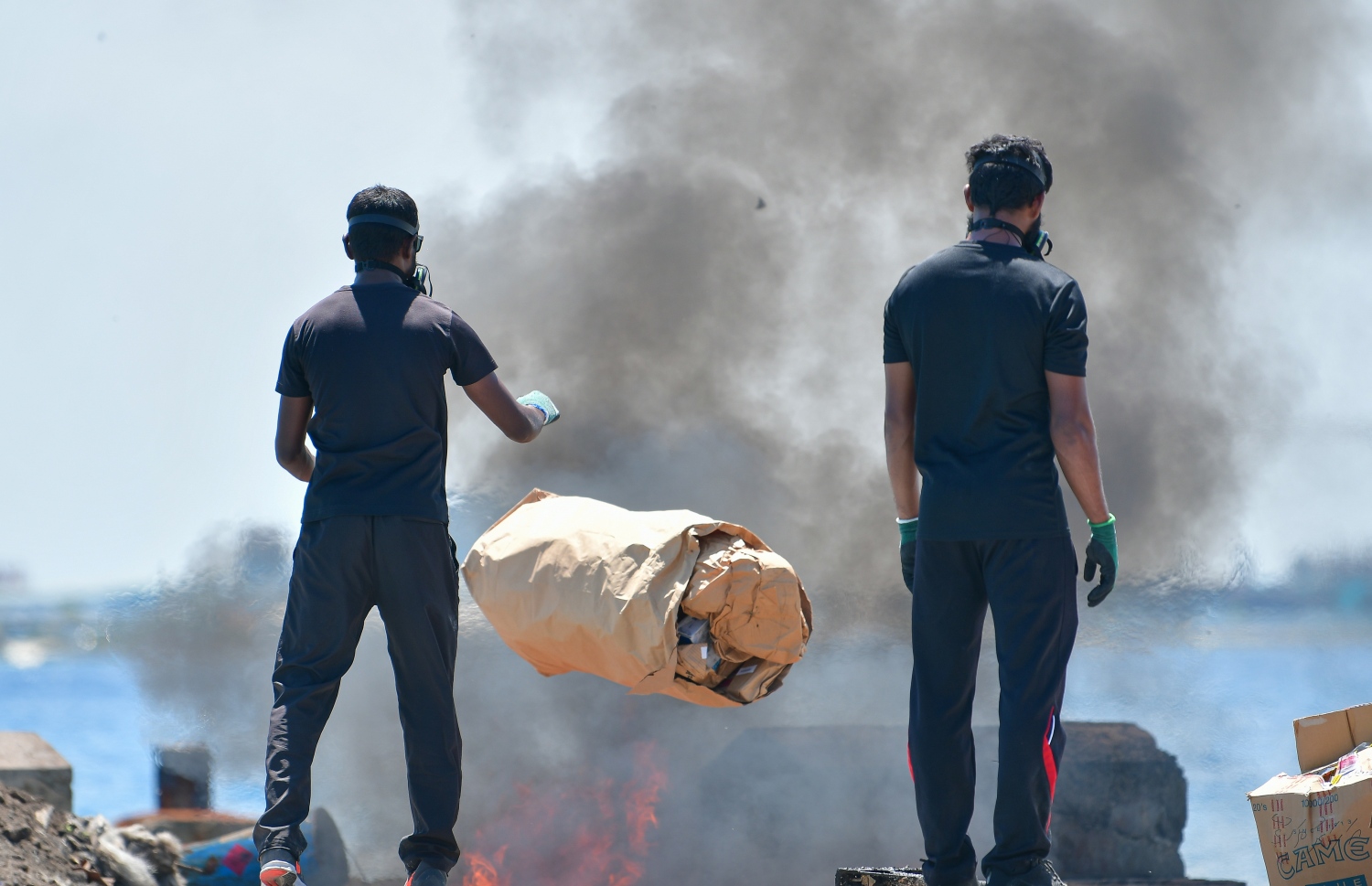 ދޫނިދޫ: އޮކްޓޫބަރު 8، 2020- ފުލުހުންގެ ބެލުމުގެ ދަށުގައި ހުރި 300 ކިލޯ އަށް ވުރެ ގިނަ މަސްތުވާތަކެތި މިއަދު ނައްތާލުމަށް ވަޅުގަނޑެއް ކޮނުމަށް ފަހު އޭގެ ތެރެއަށް އަޅަނީ.--- ފޮޓޯ: އަހުމަދު އަވްޝަން/މިހާރު