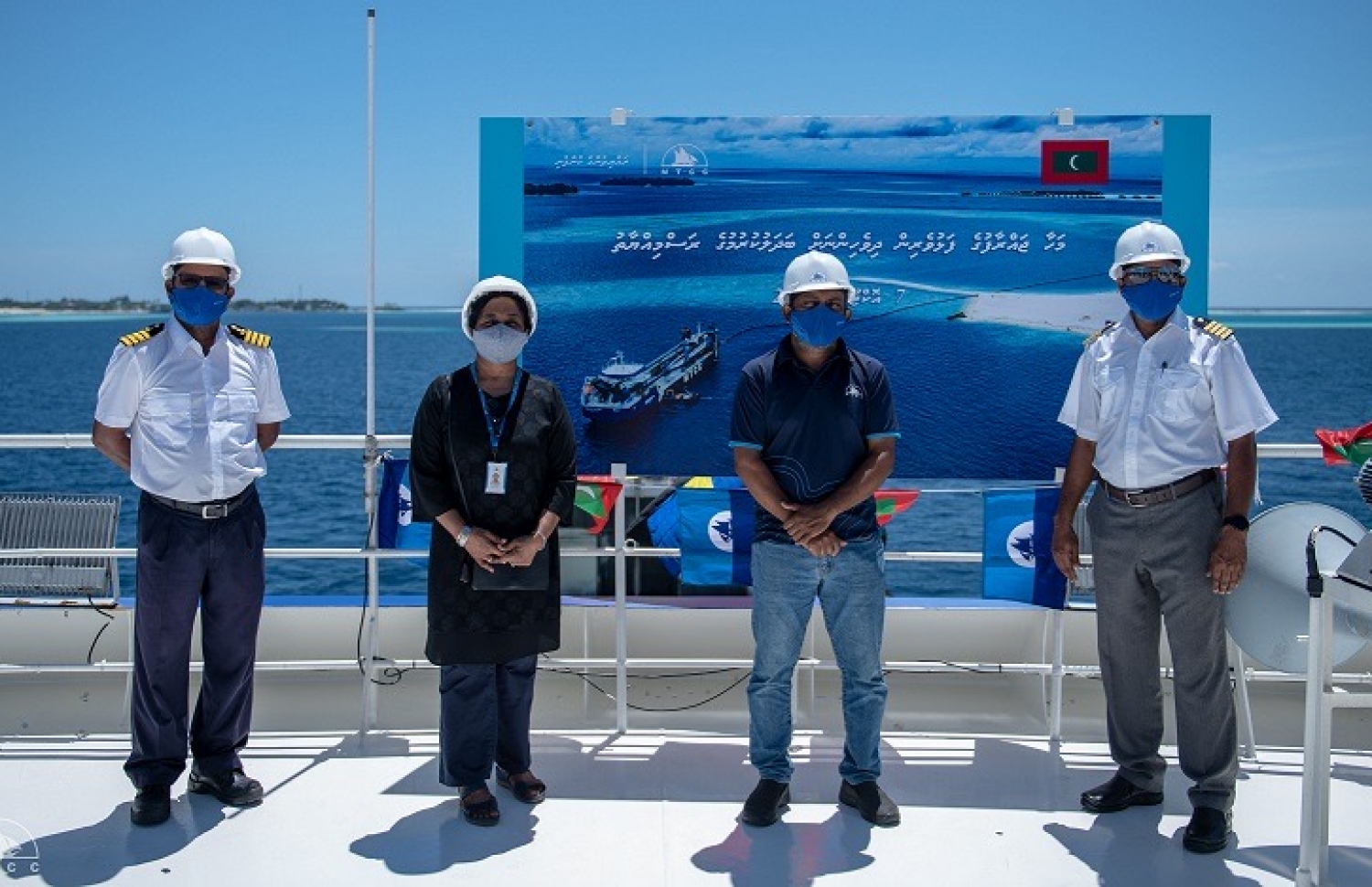 އެމްޓީސީސީގެ ބޮޑު ކޮންނަބޯޓު "މަހާ ޖައްރާފް"ގެ ހުރިހާ ފަޅުވެރިން ދިވެހިންނަށް ބަދަލުކުރަން ބޭއްވި ރަސްމިއްޔާތުގެ ތެރެއިން: އާޒިމް ވިދާޅުވަނީ ބަލަން ޖެހޭނީ ކުންފުނިން ނެރޭ ނަތީޖާއަށް ކަމަށް -- ފޮޓޯ:އެމްޓީސީސީ