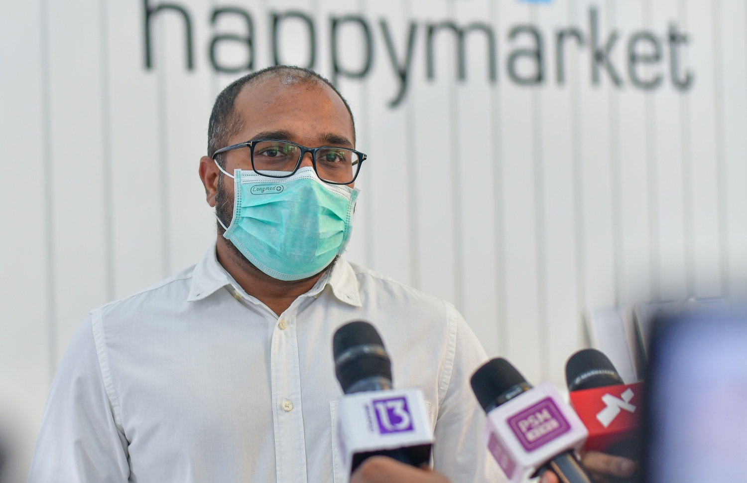 ހެޕީ މާކެޓުގެ ސީއީއޯ އަލީ އިހުސާން މީޑީއާތަކަށް މައުލޫމާތު ދެއްވަނީ-- ފޮޓޯ: އަހުމަދު އަވްޝަން/މިހާރު