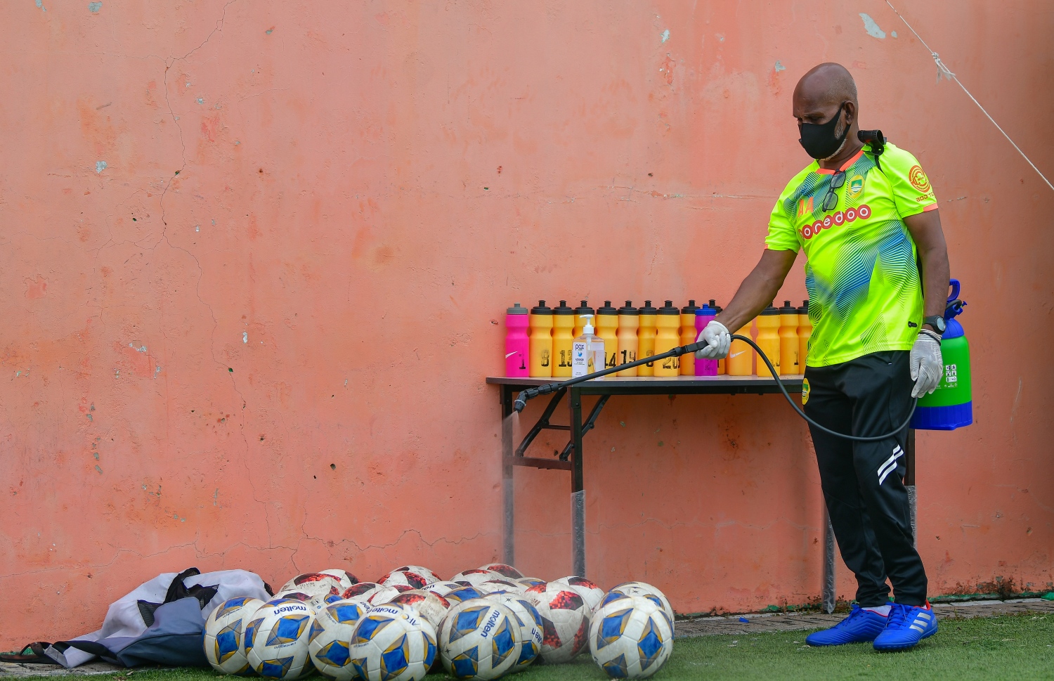 މާލެ: އޮކްޓޫބަރު 11، 2020- ފުރަތަމަ ޑިވިޝަނުގައި ވާދަކުރާ އަށް ކްލަބްގެ ޕްރެކްޓިސްތައް ފަށަން ހެލްތު ޕްރޮޓެކްޝަން އެޖެންސީ (އެޗްޕީއޭ) އިން ރަސްމީކޮށް ހުއްދަ ދިނުމާއި އެކު އެފްއޭއެމާއި އެޗްޕީއޭ އިން އެކުލަވާލާފައިވާ ގައިޑްލައިންތަކާ އެއްގޮތަށް ޕްރެކްޓިސްތައް މާޒިޔާއިން ފެށުން .-- ފޮޓޯ: އަހުމަދު އަވްޝަން/މިހާރު