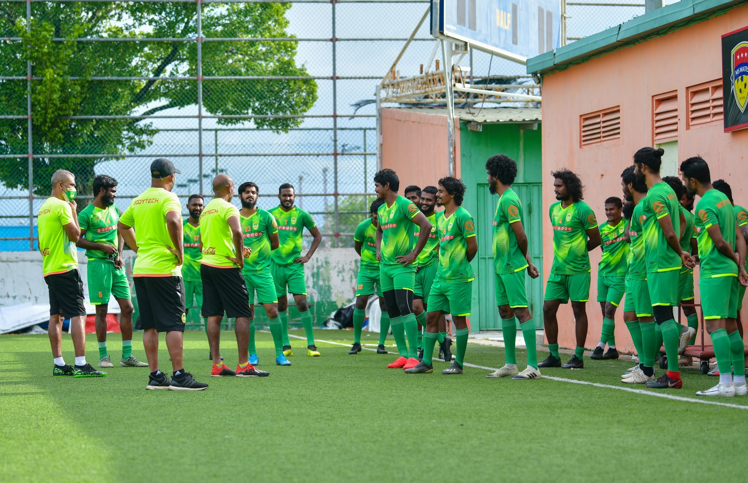 މާޒިޔާގެ އޮފިޝަލުން ޓީމުގެ ކުޅުންތެރިންނާ ޕްރެކްޓިސް ފެށުމުގެ ކުރިން ވާހަކަ ދައްކަނީ.-- ފޮޓޯ: މިހާރު/ އަހުމަދު އަވްޝަން އިލްޔާސް