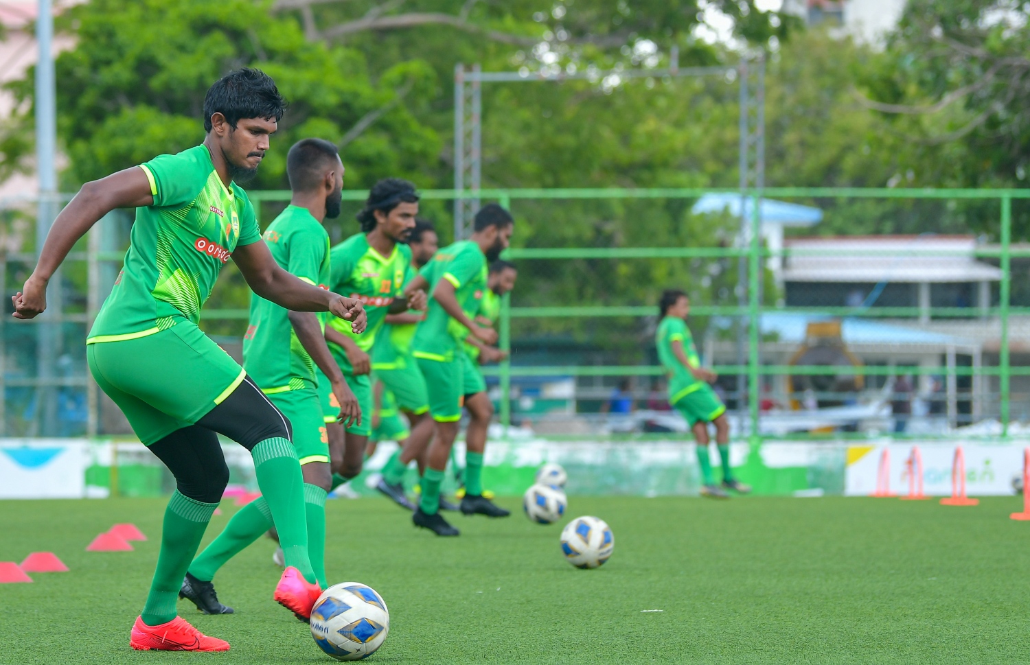 މާލެ: އޮކްޓޫބަރު 11، 2020- ފުރަތަމަ ޑިވިޝަނުގައި ވާދަކުރާ އަށް ކްލަބްގެ ޕްރެކްޓިސްތައް ފަށަން ހެލްތު ޕްރޮޓެކްޝަން އެޖެންސީ (އެޗްޕީއޭ) އިން ރަސްމީކޮށް ހުއްދަ ދިނުމާއި އެކު އެފްއޭއެމާއި އެޗްޕީއޭ އިން އެކުލަވާލާފައިވާ ގައިޑްލައިންތަކާ އެއްގޮތަށް ޕްރެކްޓިސްތައް މާޒިޔާއިން ފެށުން .-- ފޮޓޯ: އަހުމަދު އަވްޝަން/މިހާރު