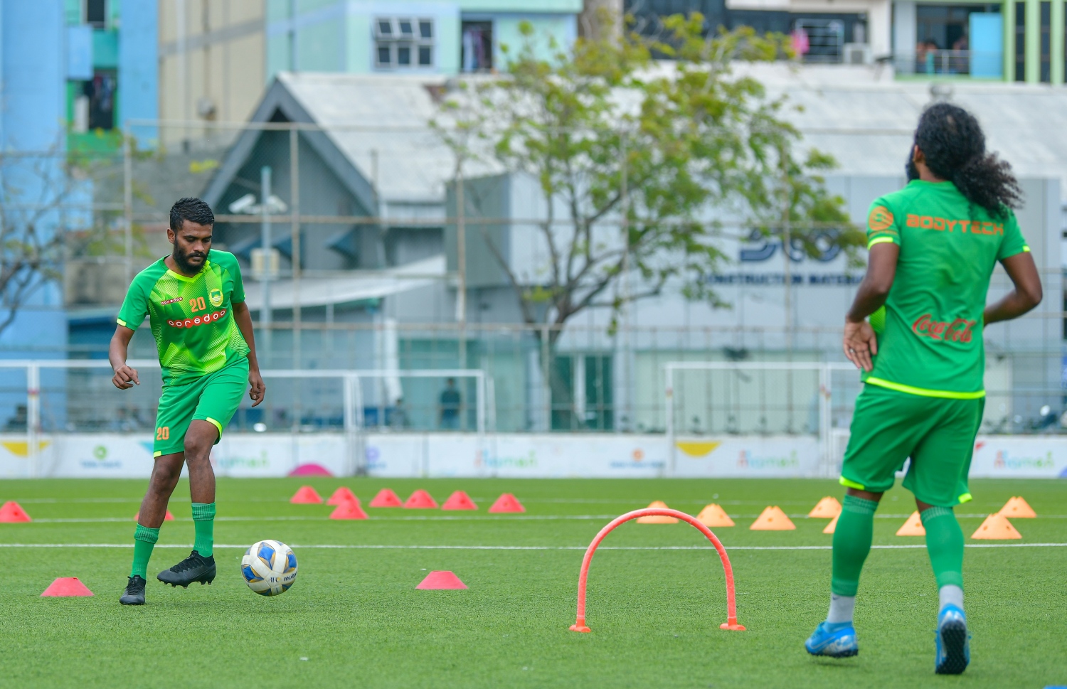 މާލެ: އޮކްޓޫބަރު 11، 2020- ފުރަތަމަ ޑިވިޝަނުގައި ވާދަކުރާ އަށް ކްލަބްގެ ޕްރެކްޓިސްތައް ފަށަން ހެލްތު ޕްރޮޓެކްޝަން އެޖެންސީ (އެޗްޕީއޭ) އިން ރަސްމީކޮށް ހުއްދަ ދިނުމާއި އެކު އެފްއޭއެމާއި އެޗްޕީއޭ އިން އެކުލަވާލާފައިވާ ގައިޑްލައިންތަކާ އެއްގޮތަށް ޕްރެކްޓިސްތައް މާޒިޔާއިން ފެށުން .-- ފޮޓޯ: އަހުމަދު އަވްޝަން/މިހާރު