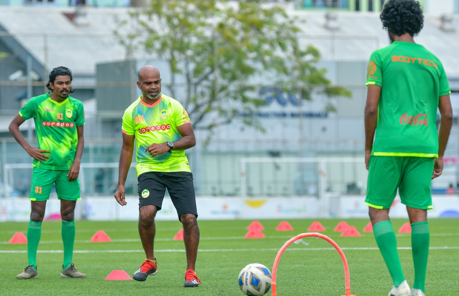 މާލެ: އޮކްޓޫބަރު 11، 2020- ފުރަތަމަ ޑިވިޝަނުގައި ވާދަކުރާ އަށް ކްލަބްގެ ޕްރެކްޓިސްތައް ފަށަން ހެލްތު ޕްރޮޓެކްޝަން އެޖެންސީ (އެޗްޕީއޭ) އިން ރަސްމީކޮށް ހުއްދަ ދިނުމާއި އެކު އެފްއޭއެމާއި އެޗްޕީއޭ އިން އެކުލަވާލާފައިވާ ގައިޑްލައިންތަކާ އެއްގޮތަށް ޕްރެކްޓިސްތައް މާޒިޔާއިން ފެށުން .-- ފޮޓޯ: އަހުމަދު އަވްޝަން/މިހާރު