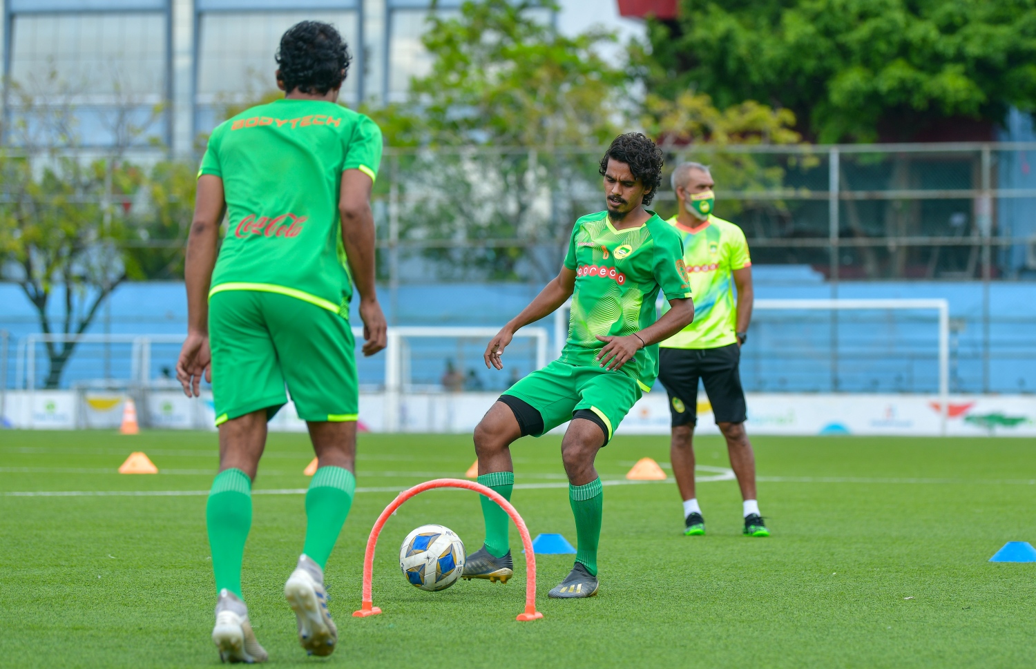 މާލެ: އޮކްޓޫބަރު 11، 2020- ފުރަތަމަ ޑިވިޝަނުގައި ވާދަކުރާ އަށް ކްލަބްގެ ޕްރެކްޓިސްތައް ފަށަން ހެލްތު ޕްރޮޓެކްޝަން އެޖެންސީ (އެޗްޕީއޭ) އިން ރަސްމީކޮށް ހުއްދަ ދިނުމާއި އެކު އެފްއޭއެމާއި އެޗްޕީއޭ އިން އެކުލަވާލާފައިވާ ގައިޑްލައިންތަކާ އެއްގޮތަށް ޕްރެކްޓިސްތައް މާޒިޔާއިން ފެށުން .-- ފޮޓޯ: އަހުމަދު އަވްޝަން/މިހާރު