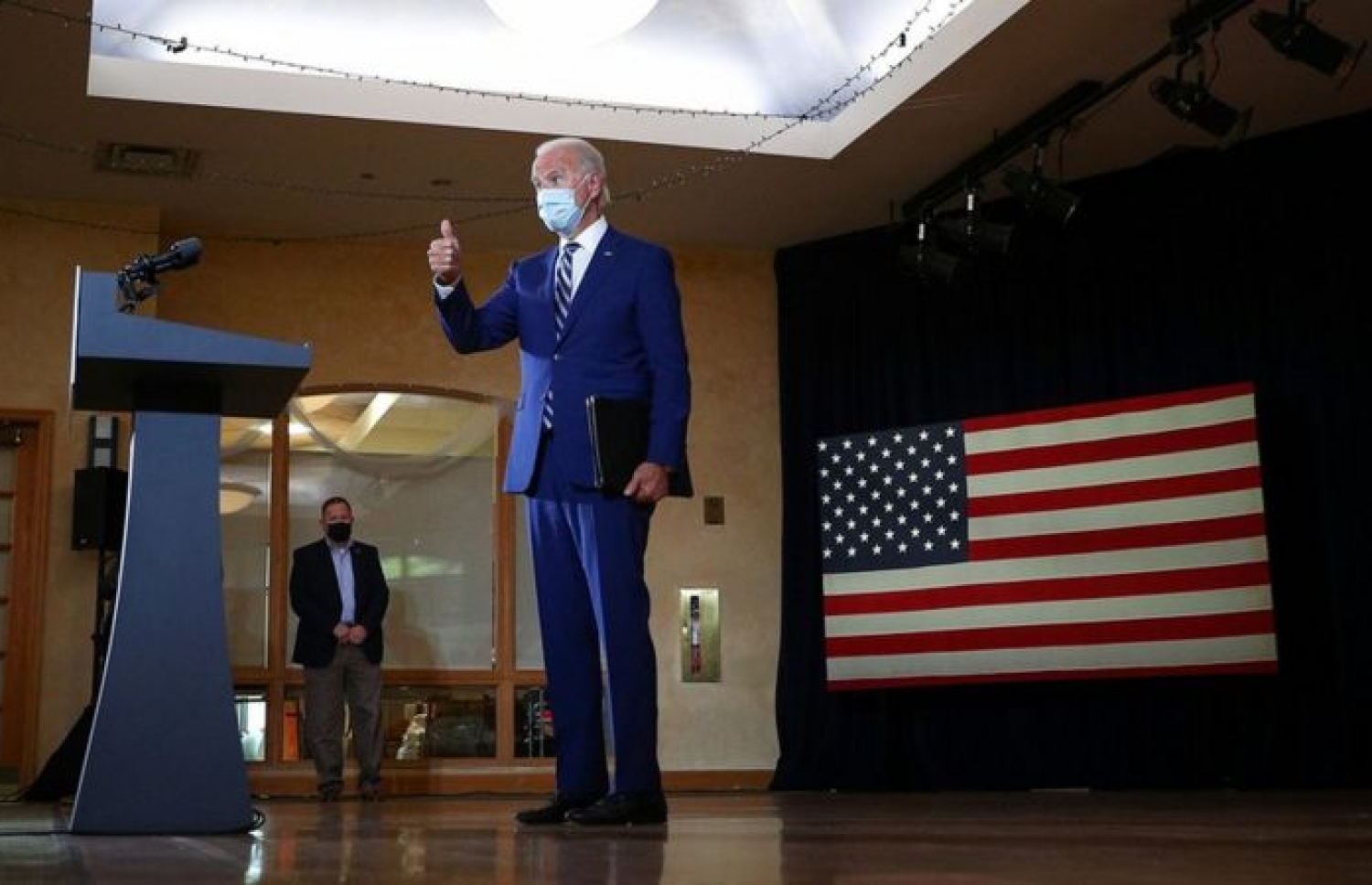 ޖޯ ބައިޑަން ފްލޮރިޑާގައި ކެމްޕޭން ކުރައްވަނީ. --ފޮޓޯ:ރޮއިޓާސް