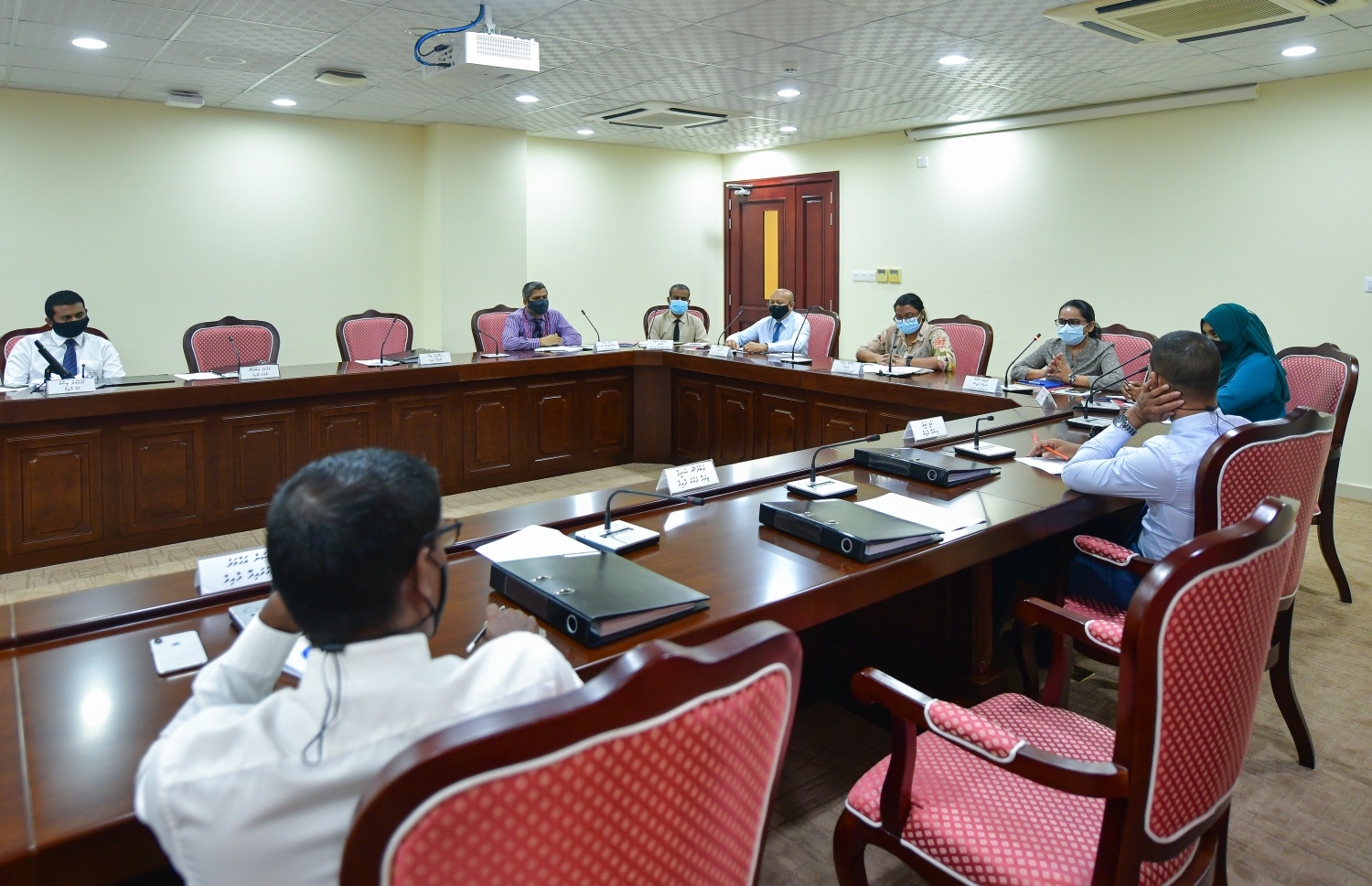 ކޮމިޓީގައި އޭސީސީގެ މެމްބަރުންނާ މެމްބަރުން ސުވާލުކުރައްވަނީ. --ފޮޓޯ: އަހްމަދު އައުޝަން/މިހާރު