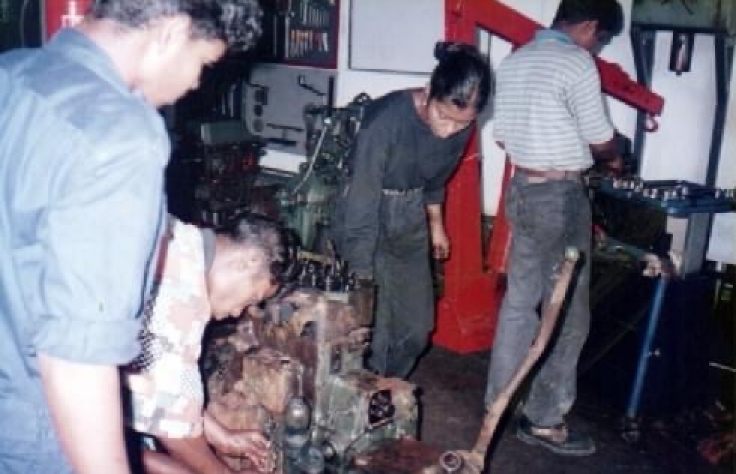 ވީޓީސީގެ ޕްރޮގްރާމެއްގައި ދަރިވަރުން މަސައްކަތް ކުރަނީ