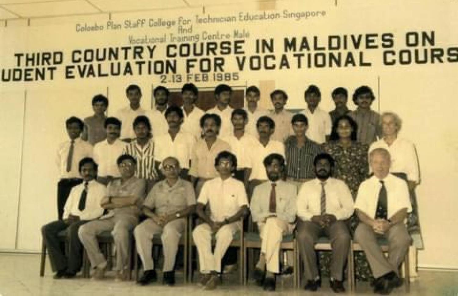 ވީޓީސީ އާއި ސިންގަޕޫރުގައި ޓެކްނިކަލް އެޑިއުކޭޝަން ފޯރުކޮށްދޭ ކޮލެޖަކާ ގުޅިގެން ފެބްރުއަރީ، 1985 ގައި ހިންގި ތަމްރީނު ޕްރޮގްރާމެއްގެ ބައިވެރިން