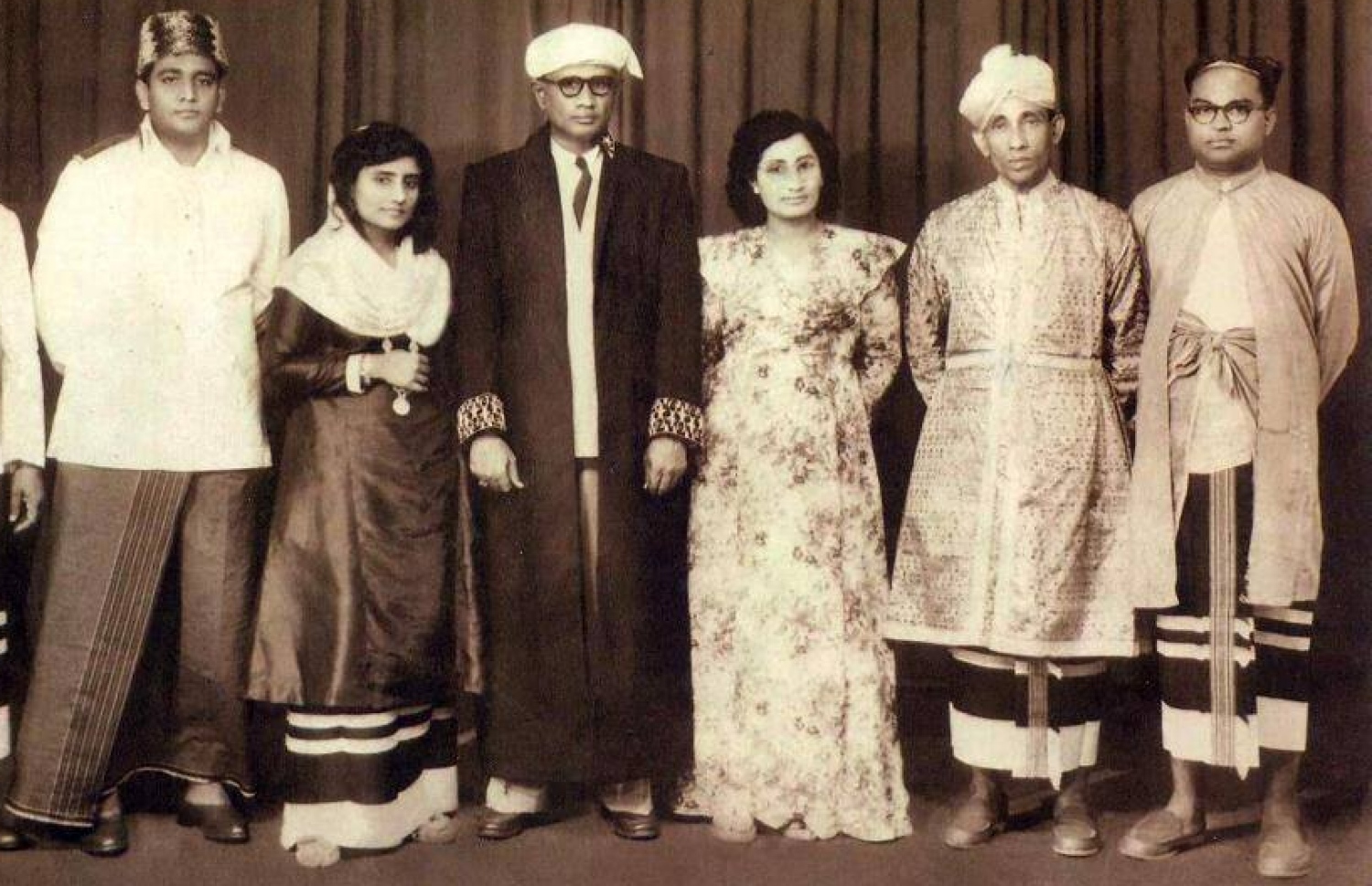 ބޮޑުވަޒީރު އިބްރާހިމް ފާމުލަދޭރި ކިލެގެފާނު (ކ-4) މުހައްމަދު ޒަކީ (ވ) ކޮޅުނބަށް ސަރުކާރުން ފޮނުވި ވަފްދަކާ އެކު.