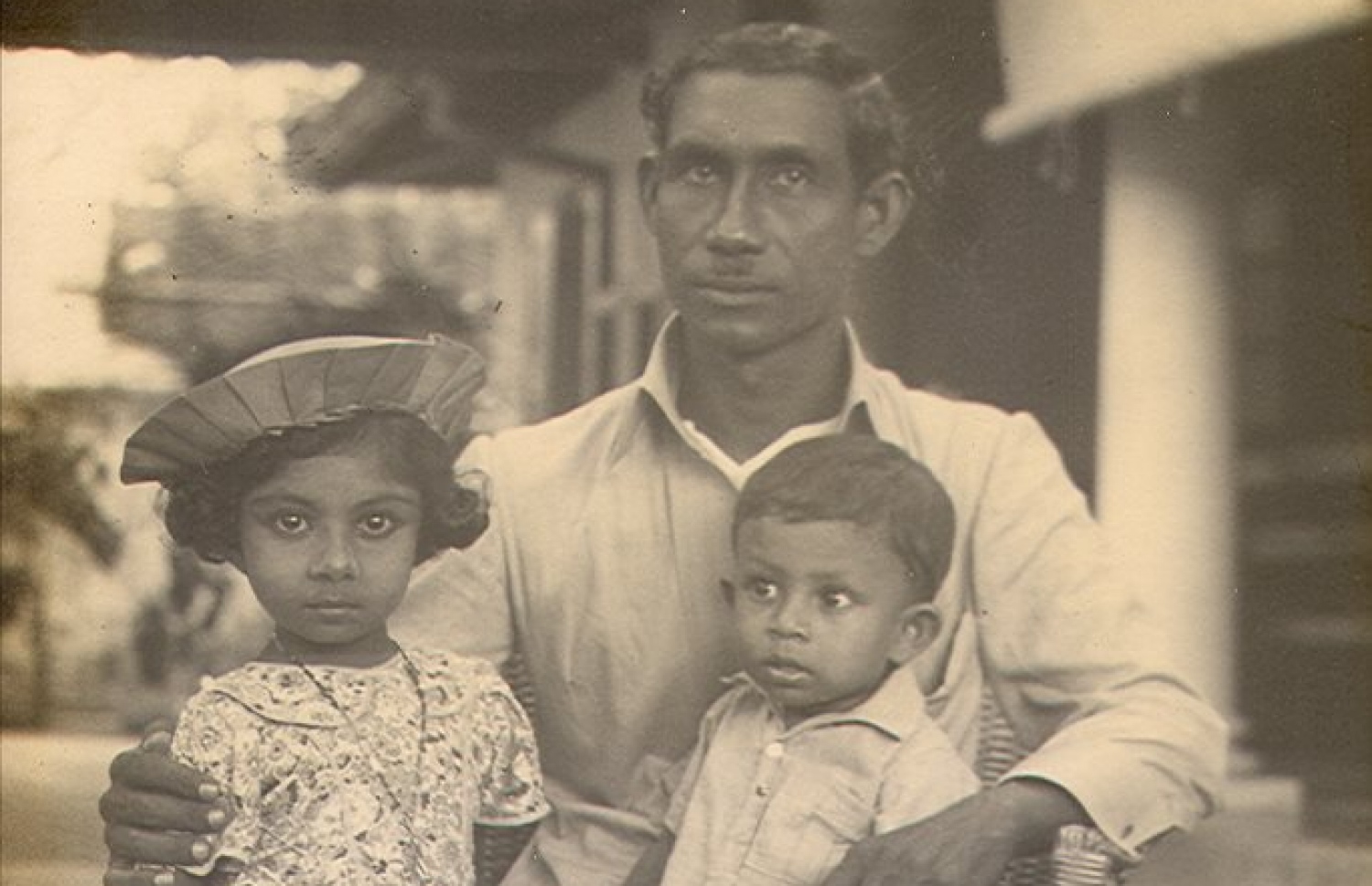 ވެލާނާގޭ އިބްރާހިމް ދީދީ އާއިލީ ފޮޓޯއެއްގައި ދަރިކަލުން އަހުމަދު ދީދީ (ކ) އާއި ދަރިކަނބަލުން އާމިނަތު ދީދީއާ އެކު.