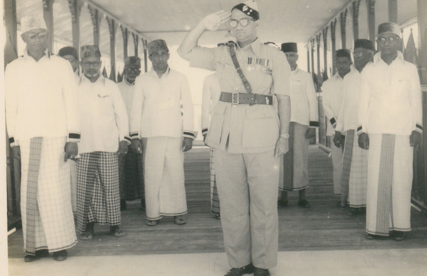 މުހައްމަދު އަމީން އަސްކަރީ ޔުނިފޯމުގައި: ވެރިކަން ހޯއްދަވަން ވަޑައިގެންނެވި ހުންނެވީ ސިފައިންގެ ޔުނިފޯމެއްގައި ކަމަށް ތާރީހު ބުނޭ.