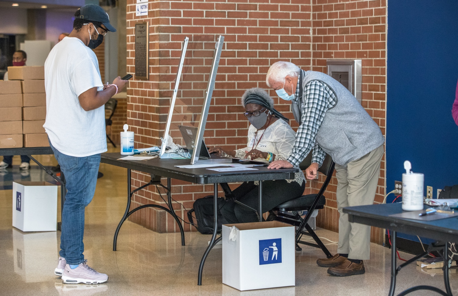 ނޯތު ކެރޮލީނާގައި އިއްޔެ ބޭއްވި އާލީ ވޯޓިންގައި އިލެކްޝަން އޮފިޝަލަކު ވޯޓުލާން ދިޔަ މީހަކަށް އެހީވަނީ. --ފޮޓޯ:އޭއެފްޕީ