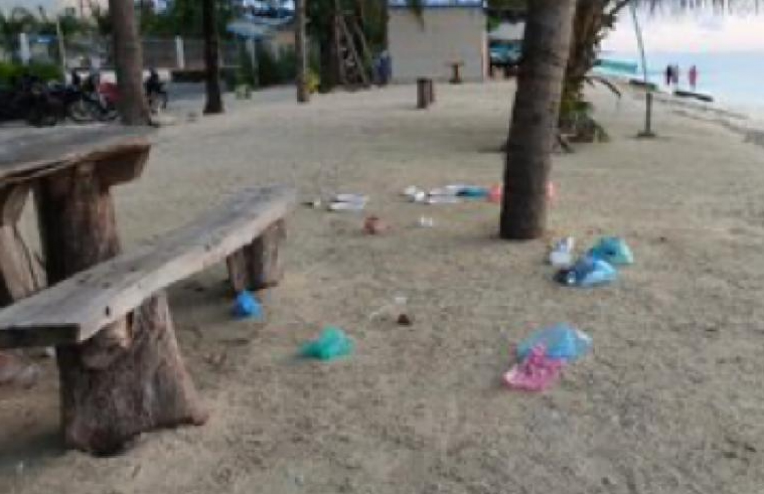 ހުޅުމާލެ ބީޗު ސަރަހައްދުގައި ތިބެފައި ދަމުން ކުނިތައް އުކާލާފައި --ފޮޓޯ/ސޯޝަލް މީޑިއާ