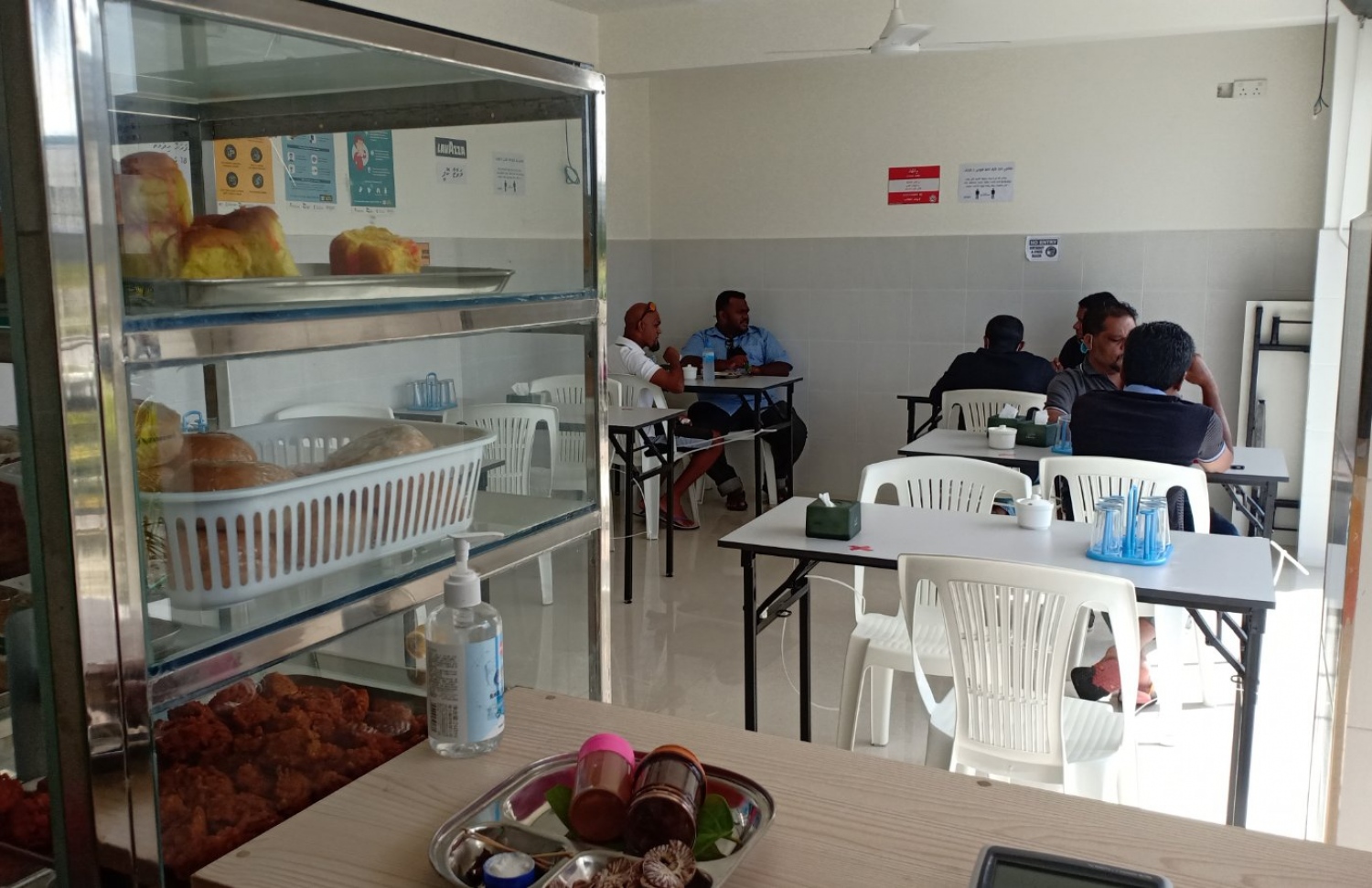 ދެ ވަނަ ފިޔަވަހީގައި ފުރަތަމަ ހުޅުވި "ޓީ ސައިޑް" ކެފޭ.-- ފޮޓޯ: ނަސްރުﷲ