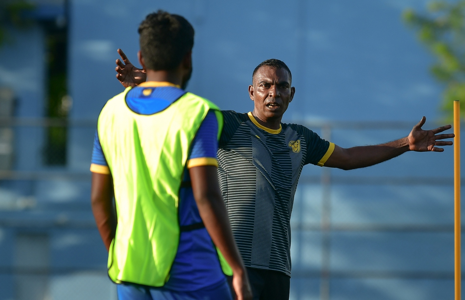 ވެލެންސިއާ ޕްރެކްޓިހުގެ ތެރެއިން އާތީ (ކ) އެ ޓީމުގެ ކުޅުންތެރިންނަށް ބުނެދެނީ.-- ފޮޓޯ: ނިޝާން އަލީ/ މިހާރު