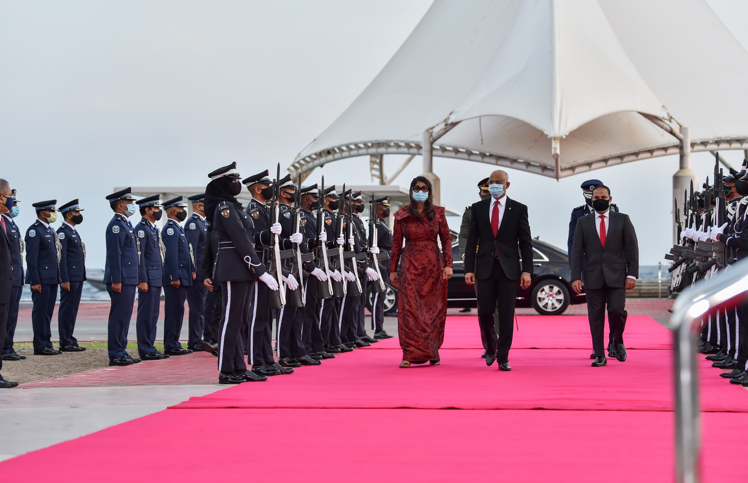 މާލެ: އޮކްޓޯބަރު 18، 2020: ޕޯޗުގީޒުންގެ އަތްދަށުން ރާއްޖެ މިނިވަންކުރަން، އުތީމު ބޮޑުތަކުރުފާނު ކުރެއްވި ޖިހާދުގެ ހަނދާން އާކުރާ، ގައުމީ ދުވަހުގެ މުނާސަބަތުގައި ބޭއްވި ދިދަ ނެގުމުގެ ރަސްމިއްޔާތުގައި ރައީސް އިބްރާހިމް މުހައްމަދު ސޯލިހް ބައިވެރިވެ ވަޑައިގަންނަވަނީ.-- ފޮޓޯ: ރައީސް އޮފީސް