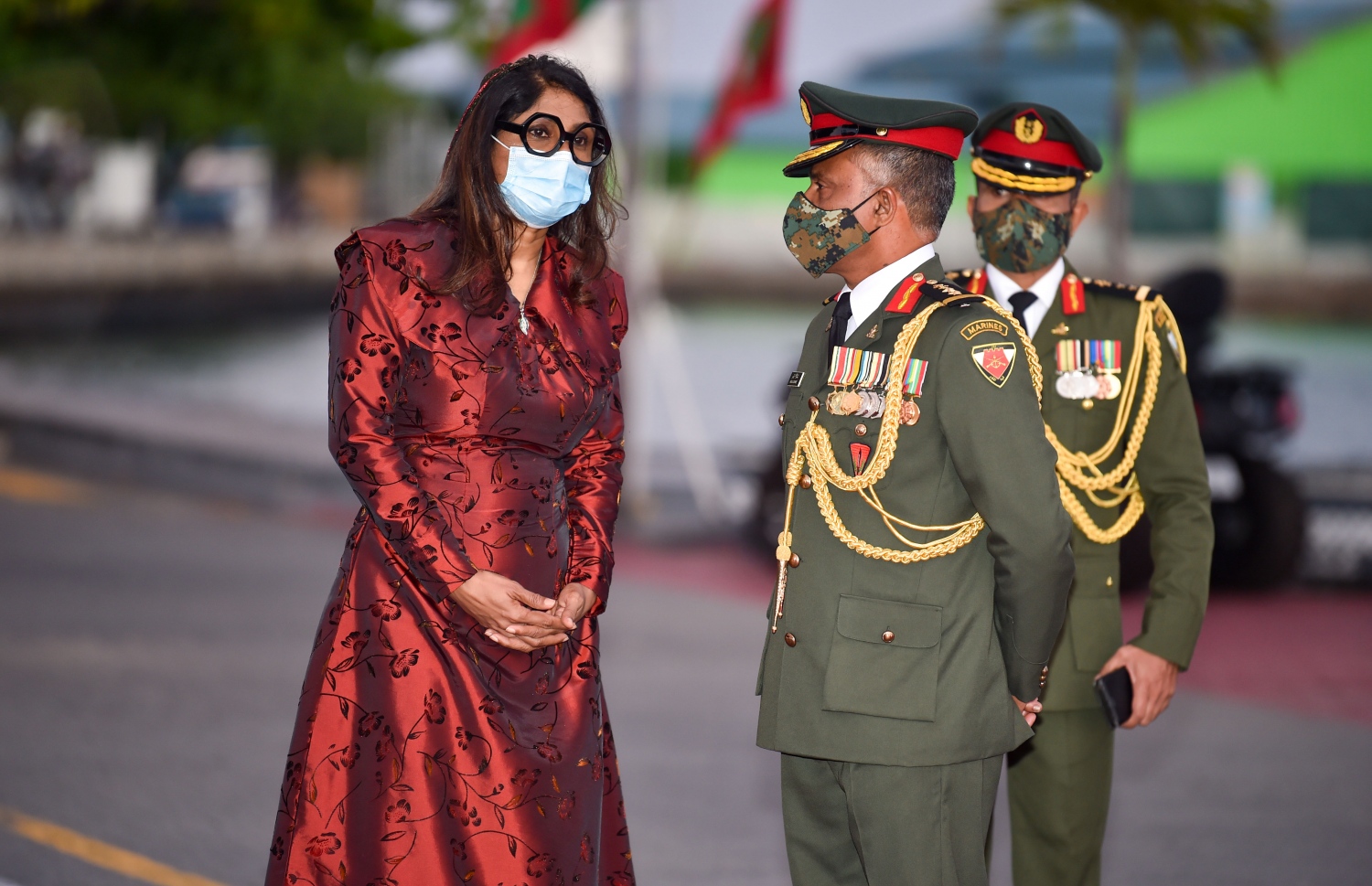 މާލެ: އޮކްޓޯބަރު 18، 2020: ޕޯޗުގީޒުންގެ އަތްދަށުން ރާއްޖެ މިނިވަންކުރަން، އުތީމު ބޮޑުތަކުރުފާނު ކުރެއްވި ޖިހާދުގެ ހަނދާން އާކުރާ، ގައުމީ ދުވަހުގެ މުނާސަބަތުގައި ބޭއްވި ދިދަ ނެގުމުގެ ރަސްމިއްޔާތުގައި ޑިފެންސް މިނިސްޓަރު މާރިޔާ ދީދީ ބައިވެރިވެ ވަޑައިގަންނަވަނީ.-- ފޮޓޯ: ރައީސް އޮފީސް