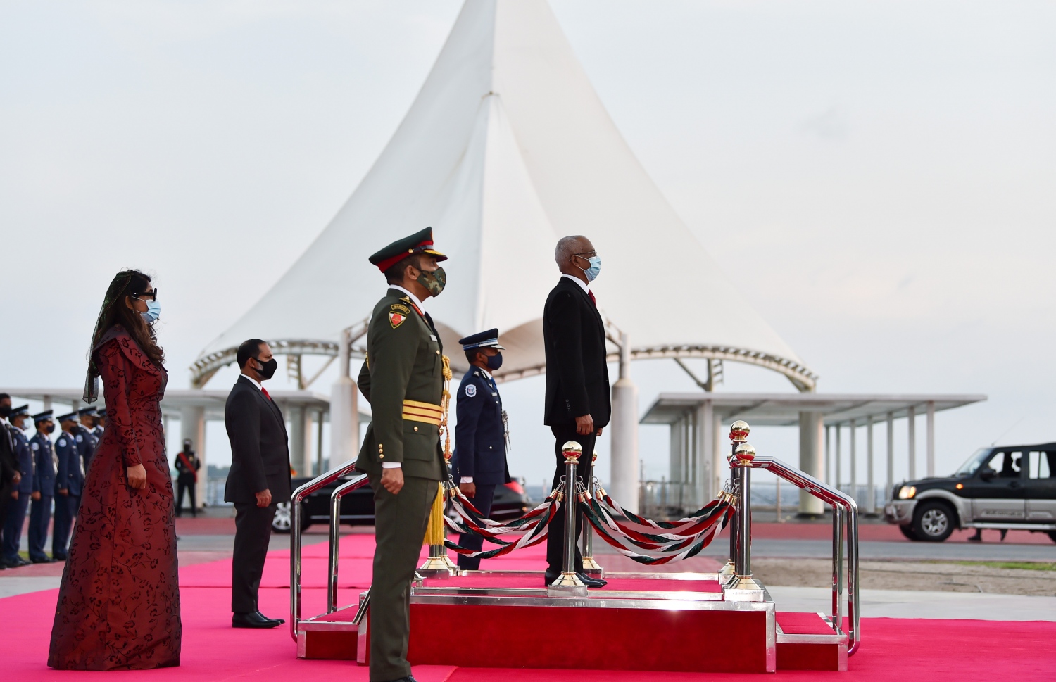 މާލެ: އޮކްޓޯބަރު 18، 2020: ޕޯޗުގީޒުންގެ އަތްދަށުން ރާއްޖެ މިނިވަންކުރަން، އުތީމު ބޮޑުތަކުރުފާނު ކުރެއްވި ޖިހާދުގެ ހަނދާން އާކުރާ، ގައުމީ ދުވަހުގެ މުނާސަބަތުގައި ބޭއްވި ދިދަ ނެގުމުގެ ރަސްމިއްޔާތުގައި ރައީސް އިބްރާހިމް މުހައްމަދު ސޯލިހް ބައިވެރިވެ ވަޑައިގަންނަވަނީ.-- ފޮޓޯ: ރައީސް އޮފީސް