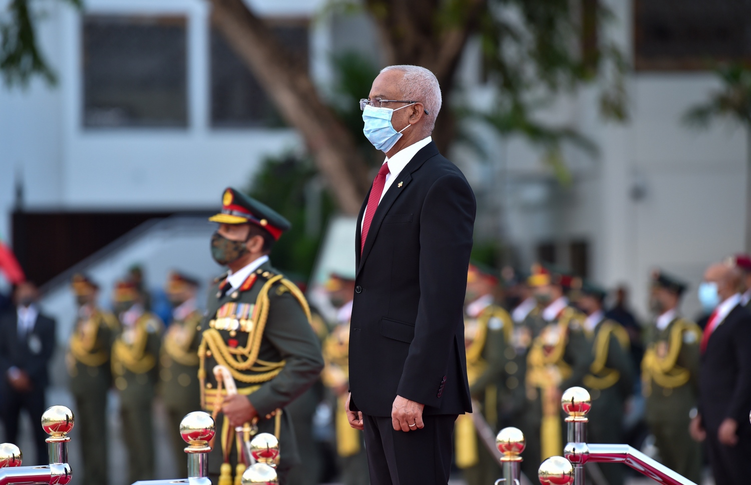 މާލެ: އޮކްޓޯބަރު 18، 2020: ޕޯޗުގީޒުންގެ އަތްދަށުން ރާއްޖެ މިނިވަންކުރަން، އުތީމު ބޮޑުތަކުރުފާނު ކުރެއްވި ޖިހާދުގެ ހަނދާން އާކުރާ، ގައުމީ ދުވަހުގެ މުނާސަބަތުގައި ބޭއްވި ދިދަ ނެގުމުގެ ރަސްމިއްޔާތުގައި ރައީސް އިބްރާހިމް މުހައްމަދު ސޯލިހް ބައިވެރިވެ ވަޑައިގަންނަވަނީ.-- ފޮޓޯ: ރައީސް އޮފީސް