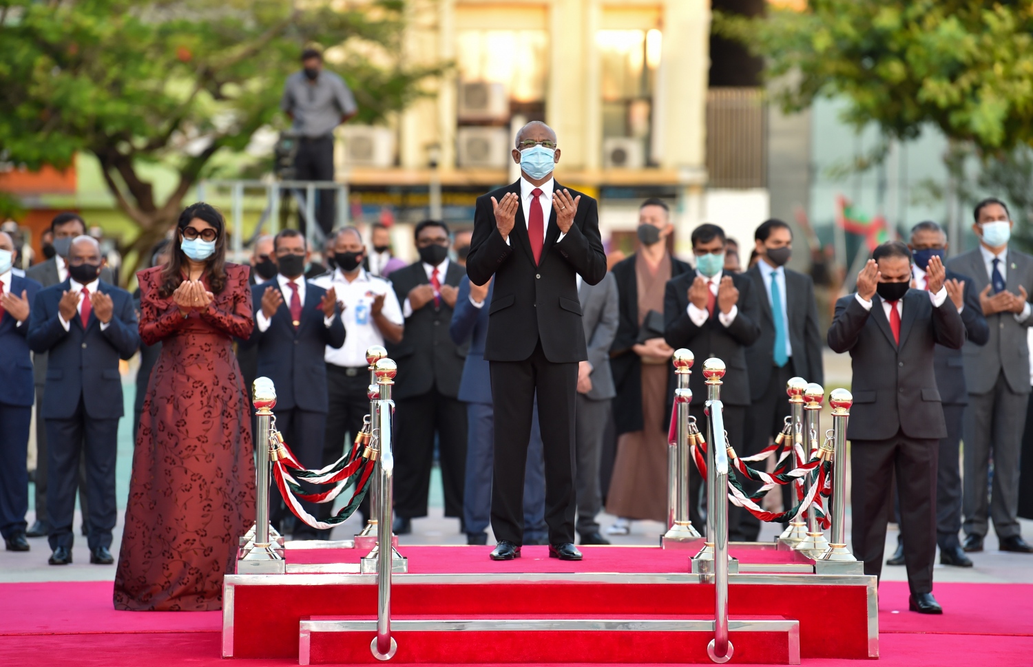 މާލެ: އޮކްޓޯބަރު 18، 2020: ޕޯޗުގީޒުންގެ އަތްދަށުން ރާއްޖެ މިނިވަންކުރަން، އުތީމު ބޮޑުތަކުރުފާނު ކުރެއްވި ޖިހާދުގެ ހަނދާން އާކުރާ، ގައުމީ ދުވަހުގެ މުނާސަބަތުގައި ބޭއްވި ދިދަ ނެގުމުގެ ރަސްމިއްޔާތުގައި ރައީސް އިބްރާހިމް މުހައްމަދު ސޯލިހް ބައިވެރިވެ ވަޑައިގަންނަވަނީ.-- ފޮޓޯ: ރައީސް އޮފީސް