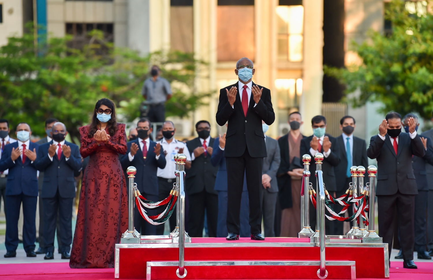 މާލެ: އޮކްޓޯބަރު 18، 2020: ޕޯޗުގީޒުންގެ އަތްދަށުން ރާއްޖެ މިނިވަންކުރަން، އުތީމު ބޮޑުތަކުރުފާނު ކުރެއްވި ޖިހާދުގެ ހަނދާން އާކުރާ، ގައުމީ ދުވަހުގެ މުނާސަބަތުގައި ބޭއްވި ދިދަ ނެގުމުގެ ރަސްމިއްޔާތުގައި ރައީސް އިބްރާހިމް މުހައްމަދު ސޯލިހުގެ އިތުރުން ދައުލަތުގެ އިސްވެރިން ބައިވެރިވެ ވަޑައިގަންނަވަނީ.-- ފޮޓޯ: ރައީސް އޮފީސް