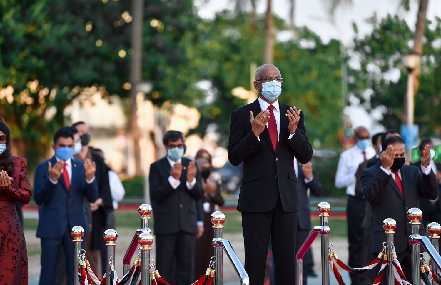 މާލެ: އޮކްޓޯބަރު 18، 2020: ޕޯޗުގީޒުންގެ އަތްދަށުން ރާއްޖެ މިނިވަންކުރަން، އުތީމު ބޮޑުތަކުރުފާނު ކުރެއްވި ޖިހާދުގެ ހަނދާން އާކުރާ، ގައުމީ ދުވަހުގެ މުނާސަބަތުގައި ބޭއްވި ދިދަ ނެގުމުގެ ރަސްމިއްޔާތުގައި ރައީސް އިބްރާހިމް މުހައްމަދު ސޯލިހް ބައިވެރިވެ ވަޑައިގަންނަވަނީ.-- ފޮޓޯ: ރައީސް އޮފީސް