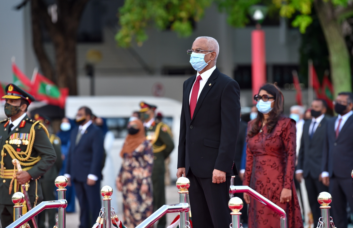 މާލެ: އޮކްޓޯބަރު 18، 2020: ޕޯޗުގީޒުންގެ އަތްދަށުން ރާއްޖެ މިނިވަންކުރަން، އުތީމު ބޮޑުތަކުރުފާނު ކުރެއްވި ޖިހާދުގެ ހަނދާން އާކުރާ، ގައުމީ ދުވަހުގެ މުނާސަބަތުގައި ބޭއްވި ދިދަ ނެގުމުގެ ރަސްމިއްޔާތުގައި ރައީސް އިބްރާހިމް މުހައްމަދު ސޯލިހް ބައިވެރިވެ ވަޑައިގަންނަވަނީ.-- ފޮޓޯ: ރައީސް އޮފީސް