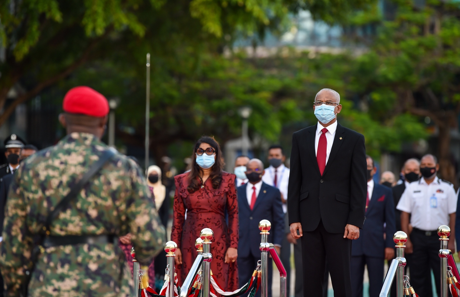 މާލެ: އޮކްޓޯބަރު 18، 2020: ޕޯޗުގީޒުންގެ އަތްދަށުން ރާއްޖެ މިނިވަންކުރަން، އުތީމު ބޮޑުތަކުރުފާނު ކުރެއްވި ޖިހާދުގެ ހަނދާން އާކުރާ، ގައުމީ ދުވަހުގެ މުނާސަބަތުގައި ބޭއްވި ދިދަ ނެގުމުގެ ރަސްމިއްޔާތުގައި ރައީސް އިބްރާހިމް މުހައްމަދު ސޯލިހް ބައިވެރިވެ ވަޑައިގަންނަވަނީ.-- ފޮޓޯ: ރައީސް އޮފީސް