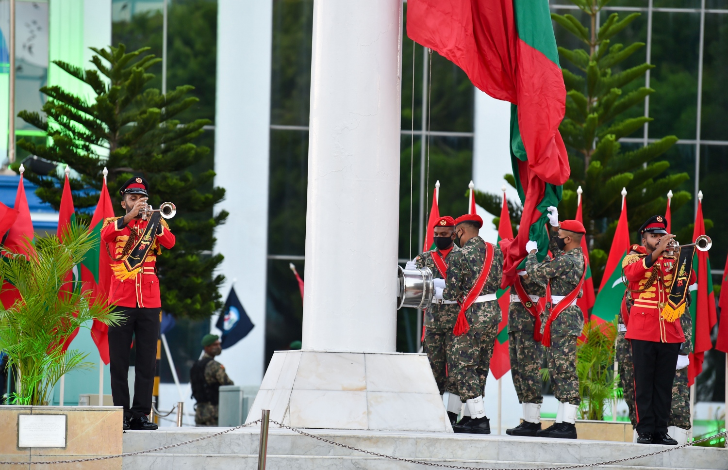 މާލެ: އޮކްޓޯބަރު 18، 2020: ޕޯޗުގީޒުންގެ އަތްދަށުން ރާއްޖެ މިނިވަންކުރަން، އުތީމު ބޮޑުތަކުރުފާނު ކުރެއްވި ޖިހާދުގެ ހަނދާން އާކުރާ، ގައުމީ ދުވަހުގެ މުނާސަބަތުގައި ބޭއްވި ދިދަ ނެގުމުގެ ރަސްމިއްޔާތުގައި ސިފައިން ދިދަ ނަގަނީ.-- ފޮޓޯ: ރައީސް އޮފީސް