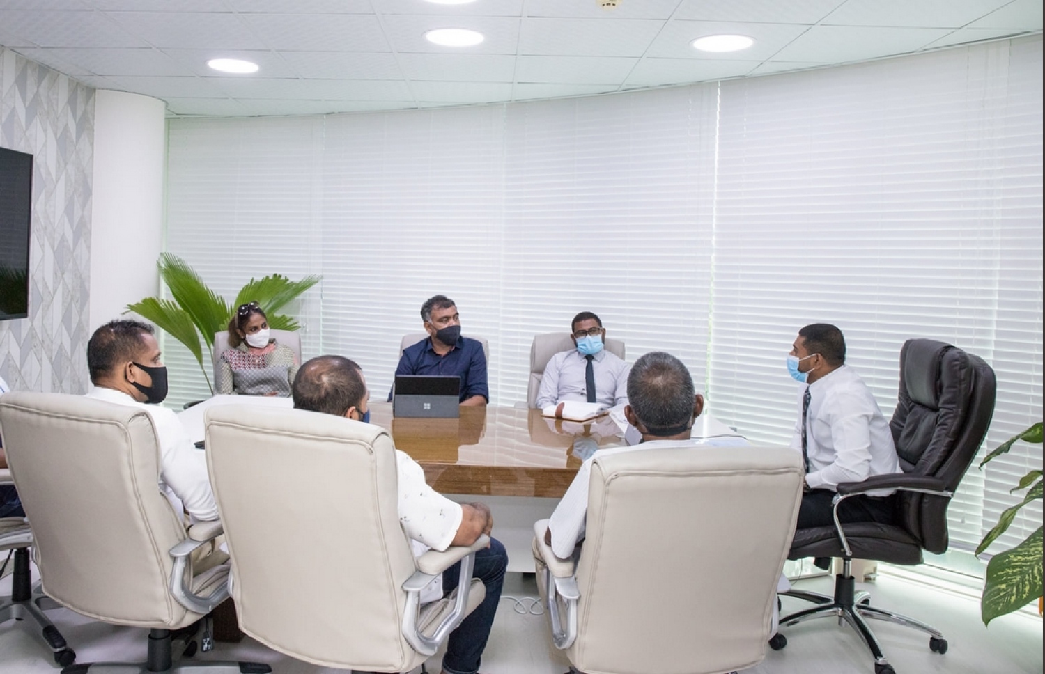 އޮލިމްޕިކް ކޮމިޓީގެ އެކްސްކޯއާ އެކު ސްޕޯޓްސް މިނިސްޓަރު އަހުމަދު މަހުލޫފް ބޭއްވެވި ބައްދަލުވުމުގެ ތެރެއިން.-- ފޮޓޯ: މިނިސްޓްރީ އޮފް ޔޫތު އެންޑް ސްޕޯޓްސް