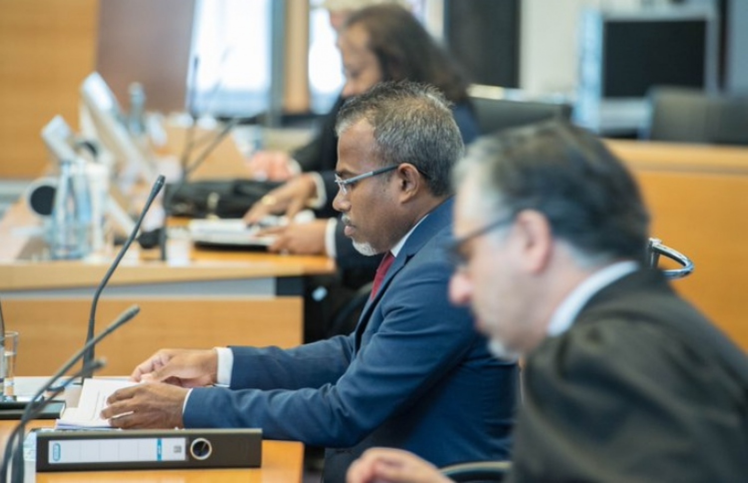 މޮރިޝަސް އިމުގެ މައްސަލާގައި ކުރިން ބޭއްވި އަޑުއެހުމެއްގައި ބަންޑާރަ ނައިބު އިބްރާހިމް ރިފްއަތު ބައިވެރިވެވަޑައިގަންނަވަނީ.