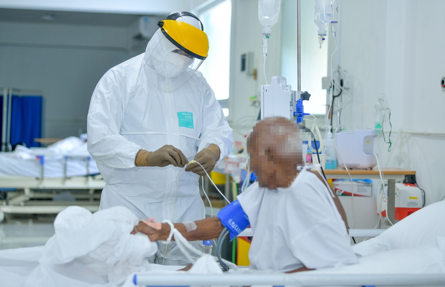 ހުޅުމާލޭގެ މެޑިކަލް ފެސިލިޓީޒްގެ އައިސީޔޫގައި ބަލިމީހަކަށް ފަރުވާދެނީ: ކޮވިޑްގެ ކޭސްތައް އެންމެ ގިނަވިއިރު މި ފެސިލިޓީޒްގައި އެތައް ސަތޭކަ ބަޔަކަށް ވަނީ ފަރުވާދީފައި. އެކަމަކު އައިސީޔޫއަށް ލާން ޖެހުނީ ނިސްބަތުން ވަރަށް މަދު ބަޔަކު --ފޮޓޯ: ނިޝާން އަލީ/މިހާރު