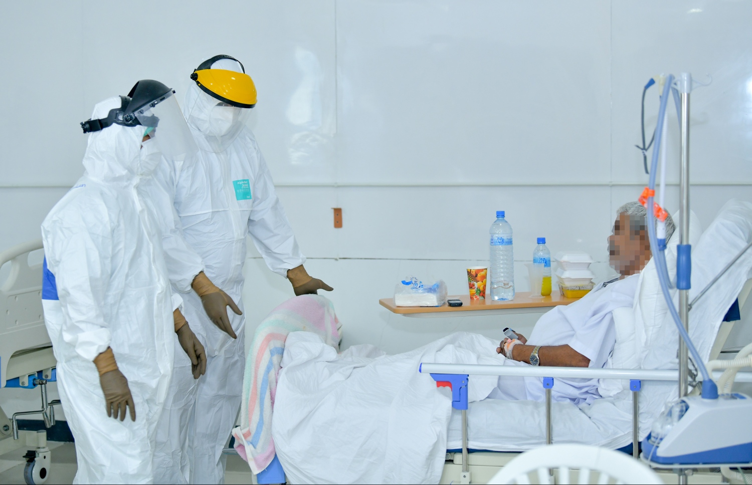 ކޮވިޑަށް ހާއްސަކޮށްގެން ހުޅުމާލޭގައި ހަދާފައިވާ މެޑިކަލް ފެސިލިޓީޒްގެ އައިސީޔޫގައި ބަލިމީހަކަށް ފަރުވާދެނީ: ކޮވިޑްގެ ކޭސްތައް އެންމެ ގިނަވިއިރު މި ފެސިލިޓީޒްގައި އެތައް ސަތޭކަ ބަޔަކަށް ވަނީ ފަރުވާދީފައި. އެކަމަކު އައިސީޔޫއަށް ލާން ޖެހުނީ ނިސްބަތުން ވަރަށް މަދު ބަޔަކު --ފޮޓޯ: ނިޝާން އަލީ/މިހާރު