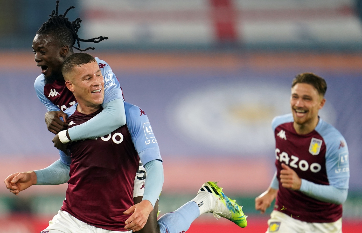 އެސްޓަން ވިލާ ކުޅުންތެރިން ލަނޑު ޖެހުމަށް ފަހު އުފާފާޅުކުރަނީ.-- ފޮޓޯ: އޭއެފްޕީ