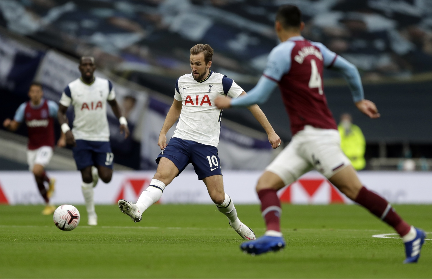 ޓޮޓެންހަމްގެ ކެޕްޓަން ކޭން ރޭގެ މެޗުގެ ތެރެއިން ބޯޅަ ފޮނުވާލަނީ.-- ފޮޓޯ: އޭއެފްޕީ