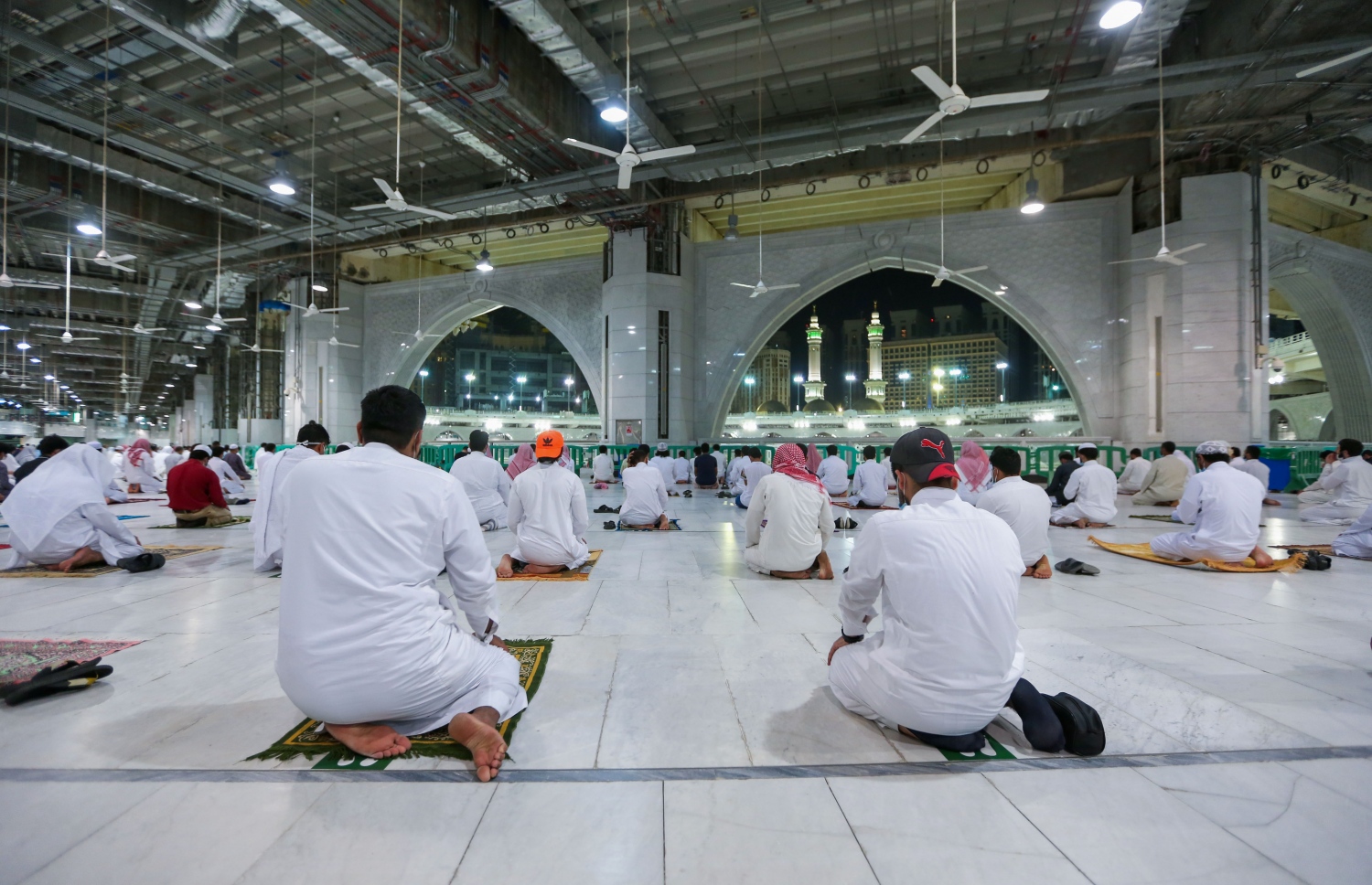 ހަރަމްފުޅު ހުޅުވާލުމުން އާއްމުން ނަމާދު ކުރަނީ. --ފޮޓޯ:އޭއެފްޕީ