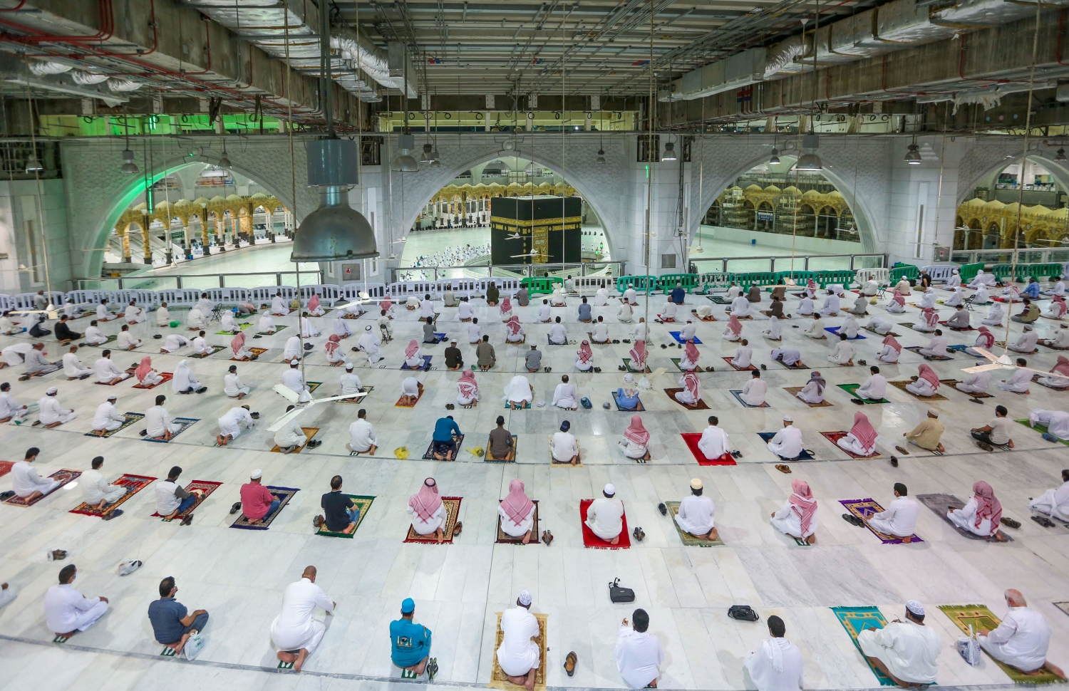 ހަރަމްފުޅު ހުޅުވާލުމުން އާއްމުން ނަމާދު ކުރަނީ. --ފޮޓޯ:އޭއެފްޕީ