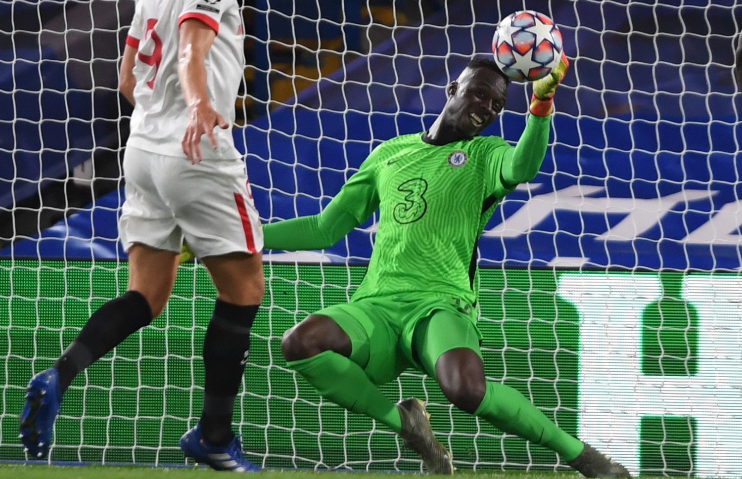 ޗެލްސީ ކީޕަރު މެންޑީ ރޭގެ މެޗުގައި ބޯޅައެއް ހުއްޓުވަނީ.-- ފޮޓޯ: އޭއެފްޕީ