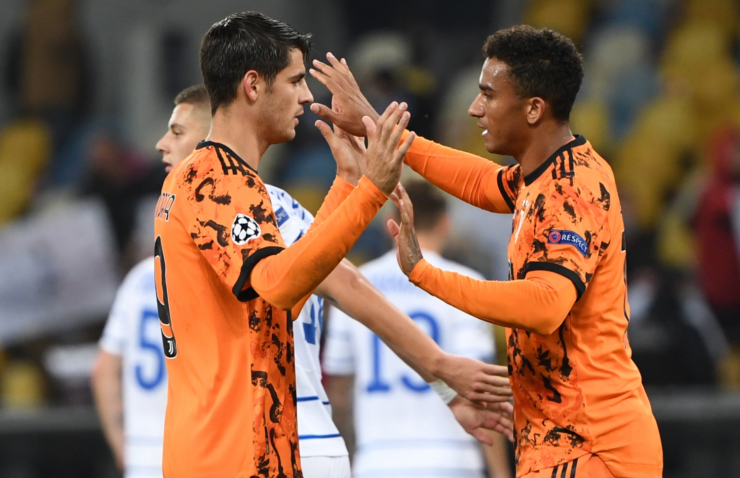 ޔުވެންޓަސްގެ މޮރާޓާ (ވ) އާއި ޑަނީލޯ ލަނޑު ޖެހުމަށް ފަހު އުފާފާޅުކުރަނީ. --ފޮޓޯ: އޭއެފްޕީ