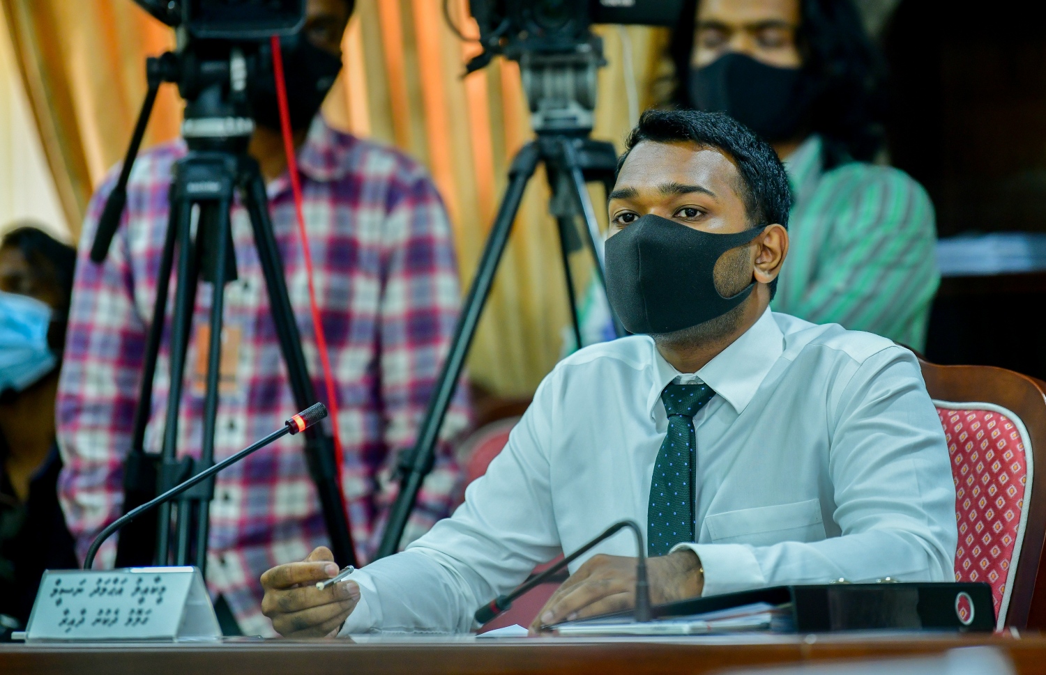 މަޖިލީހުގެ ކޮމިޓީ ބައްދަލުވުމެއްގައި މީކާއީލް ބައިވެރިވެވަޑައިގަންނަވަނީ. މެމްބަރުންނަށް ސަލާމް ބުނެވޭ ދުވަސްތަކުގެ އަދަދު ކަނޑައަޅަން އޭނާ ހުށަހެޅުއްވި