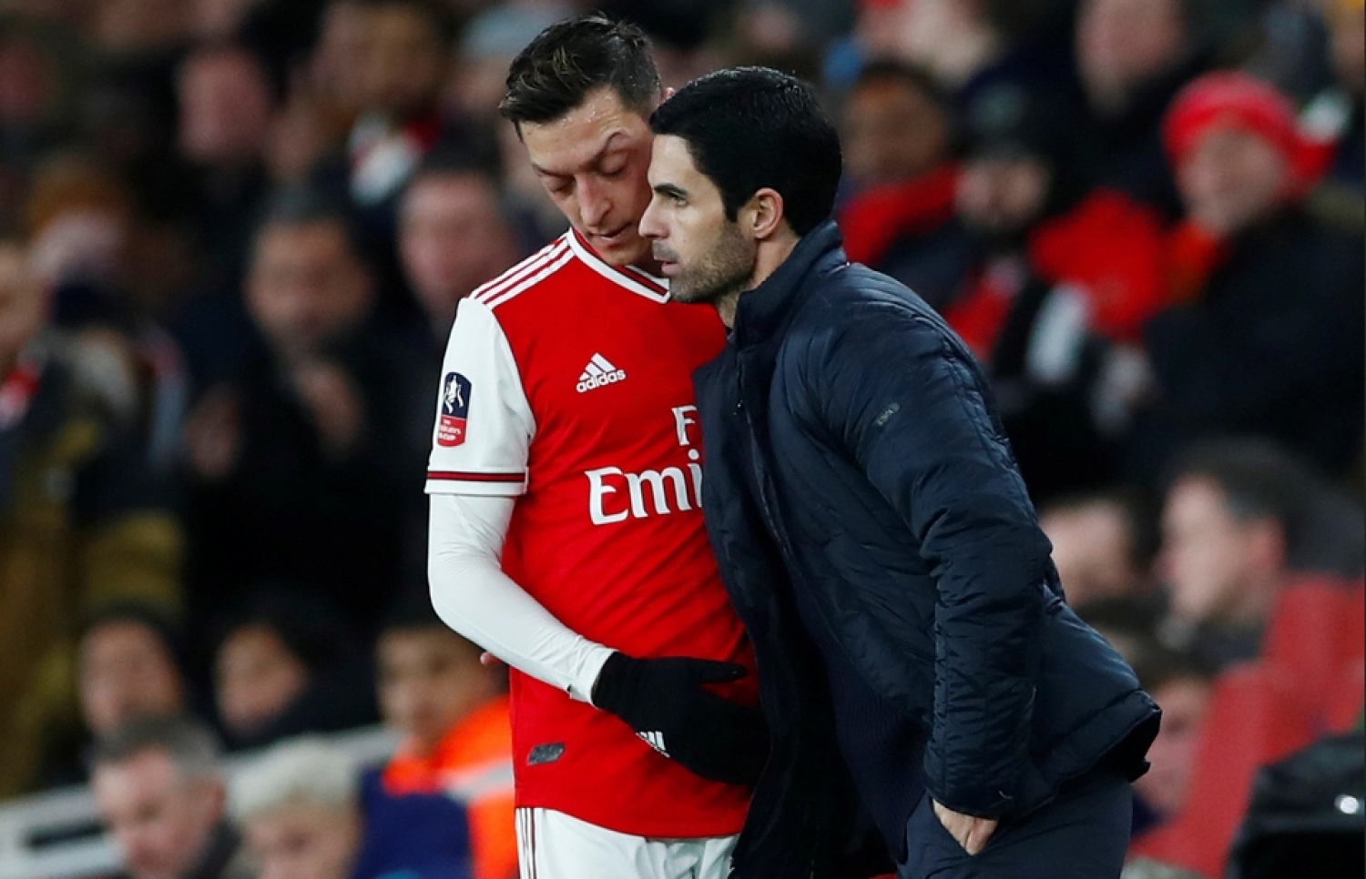 އާސެނަލްގެ މެޗެއްގެ ތެރެއިން ކޯޗު އާޓެޓާ (ކ) އާއި އޮޒިލް.-- ފޮޓޯ: އޭއެފްޕީ