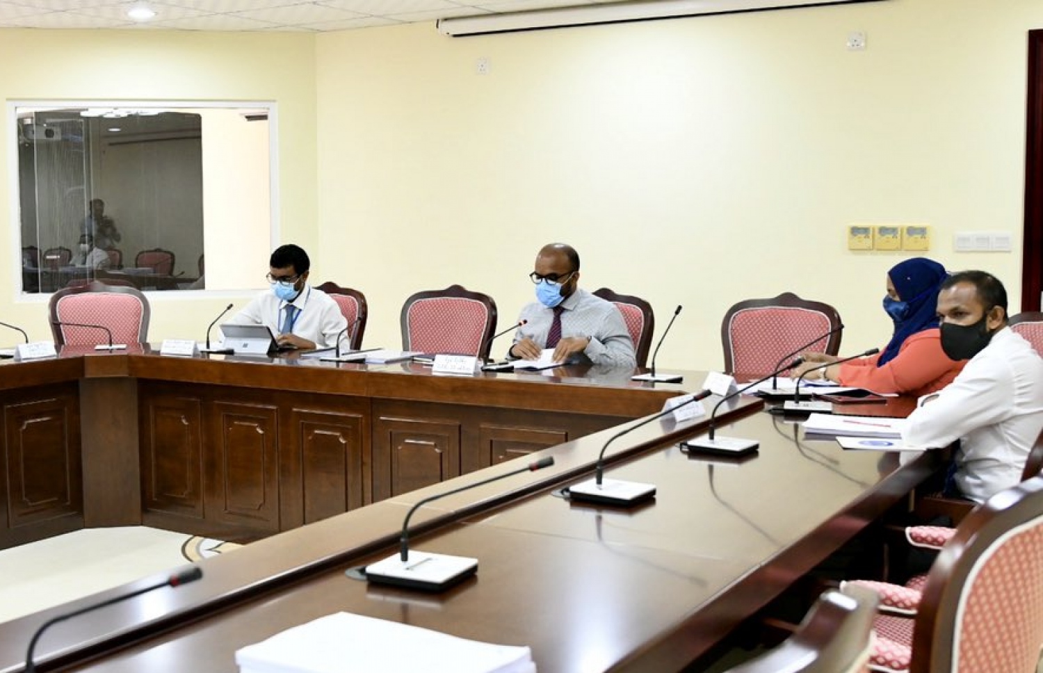 ފިނޭންސް މިނިސްޓަރު މާލިއްުޔަތު ކޮމިޓީގައި: މިނިސްޓަރު ވިދާޅުވަނީ ފައިސާ ޗާޕުކުރަނީ އިގްތިސާދީ ކާރިސާއެއްގައި ތިބުމުން ކަމަށް -- ފައިލް ފޮޓޯ/ މަޖިލިސް