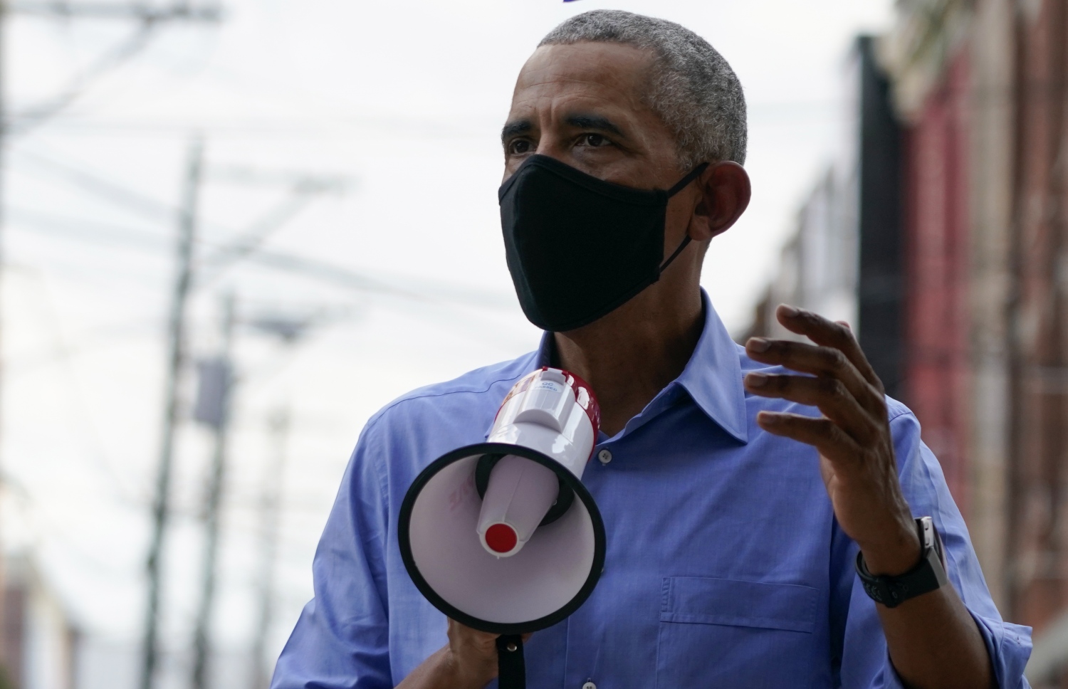 ޕެންސިލްވޭނިއާގެ ފިލެޑެލްފިއާގައި ވޮލަންޓިއަރުންގެ ގްރޫޕަކާ އޮބާމާ ވާހަކަ ދައްކަވަނީ. --ފޮޓޯ:އޭއެފްޕީ