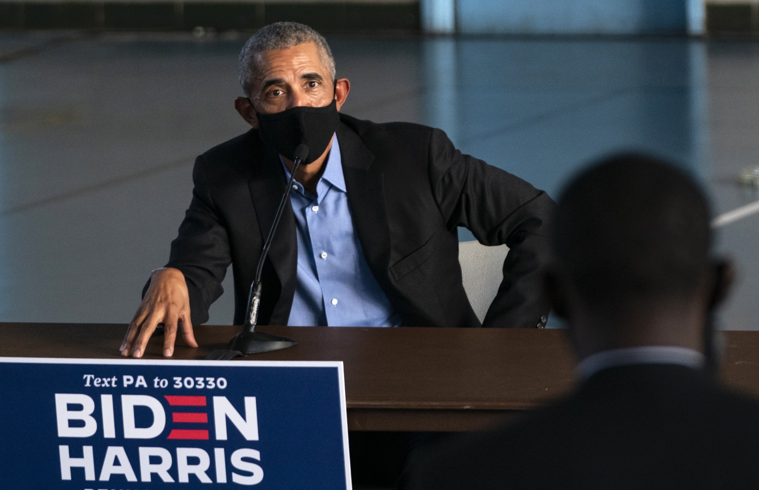 ޕެންސިލްވޭނިއާގެ ފިލެޑެލްފިއާގައި ބޭއްވި ވަށް މޭޒު ބައްދަލުވުމެއްގައި އޮބާމާ ވާހަކަ ދައްކަވަނީ. --ފޮޓޯ:އޭއެފްޕީ