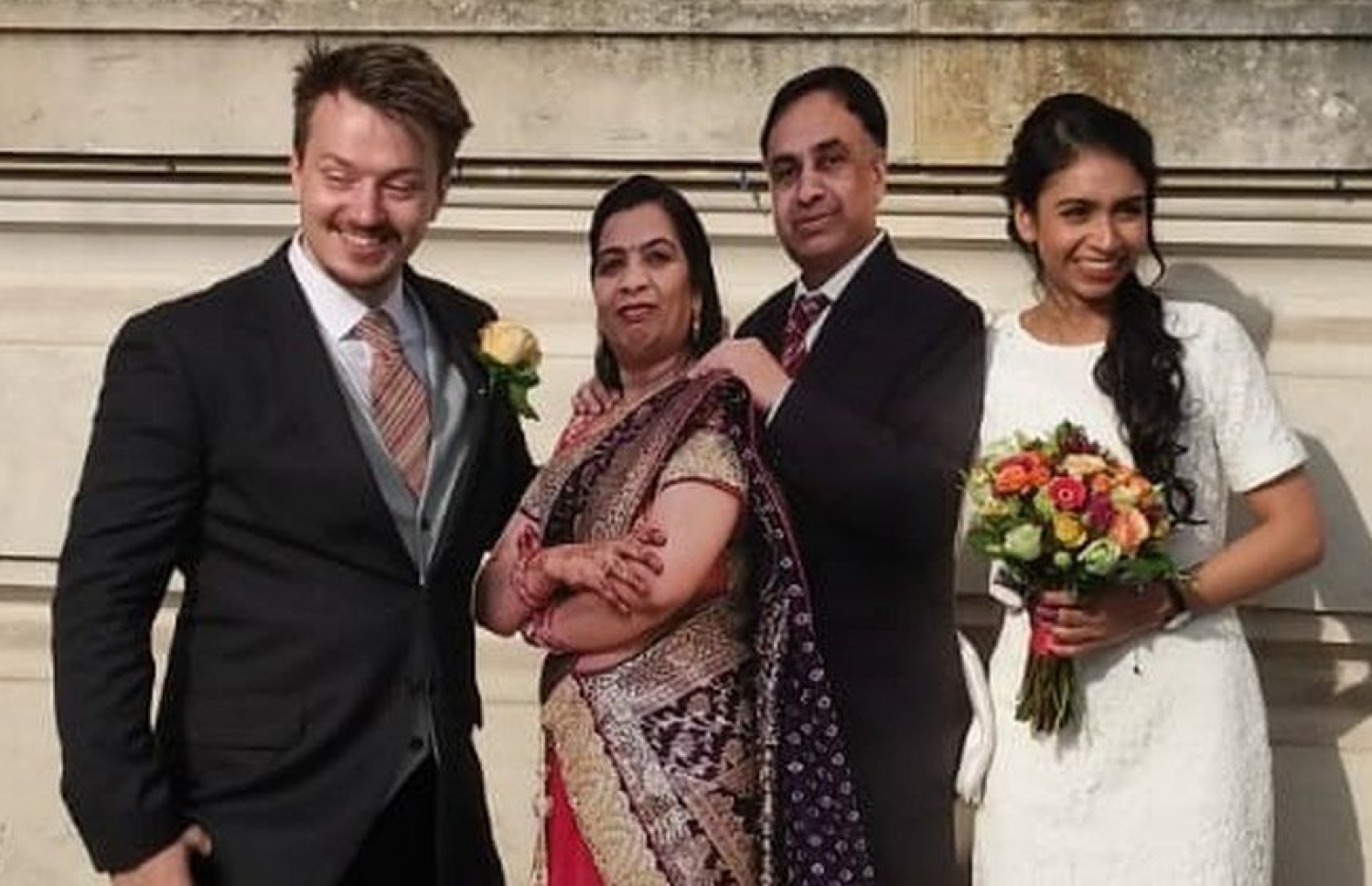 ބޯކަރުދާހުން ތިބި ބަވާނާގެ މައިންބަފައިންނާ އެކު ދެމަފިރިން ފޮޓޯއަކަށް ހުއްޓިގެން.