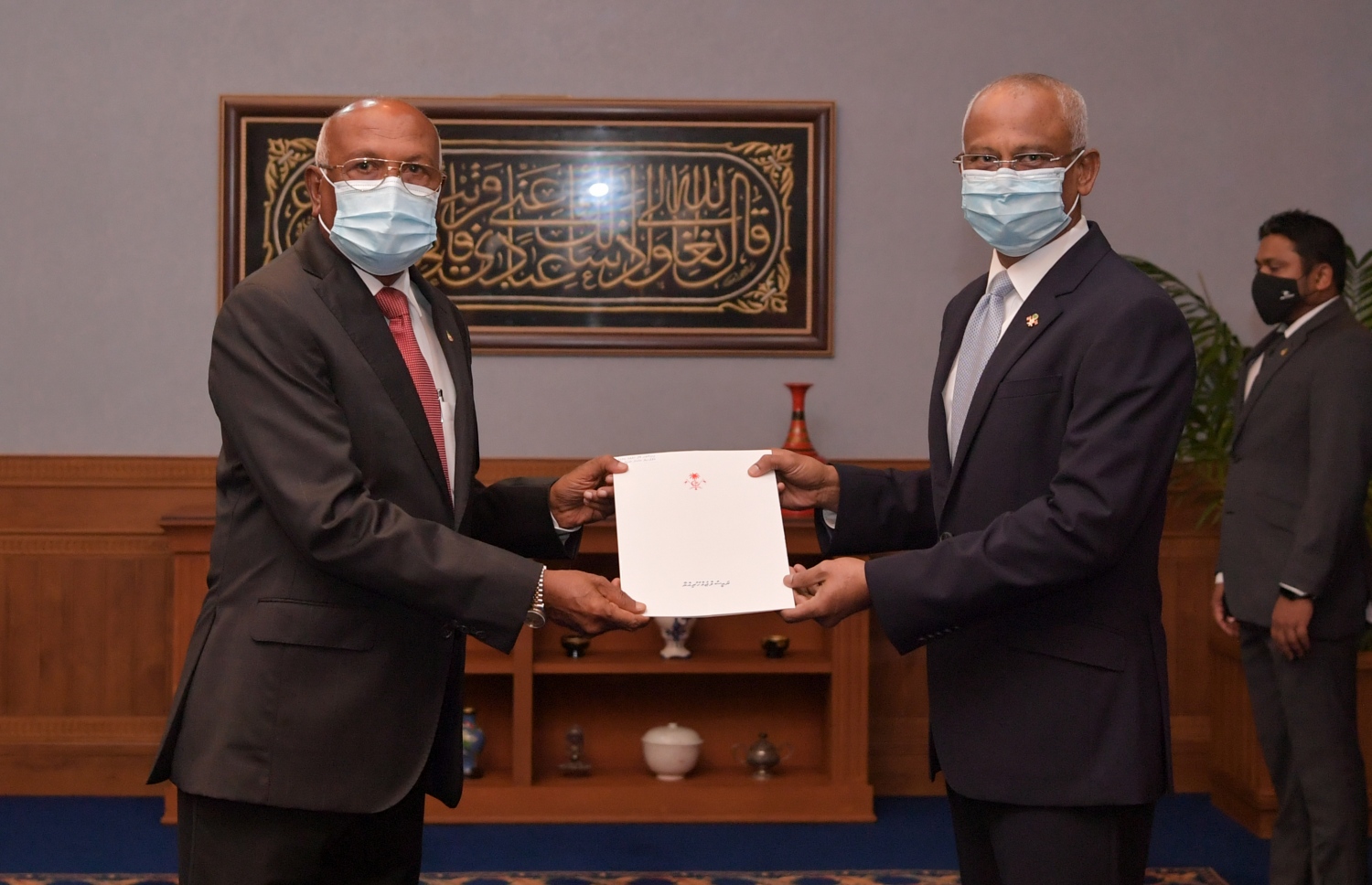 ހެލްތު މިނިސްޓަރު ކަމަށް އައްޔަން ކުރެއްވި އަހުމަދު ނަސީމަށް ރައީސް އިބްރާހިމް މުހަންމަދު ސޯލިހު މިއަދު ފަތްކޮޅު އަރުއްވަނީ -- ފޮޓޯ: ރައީސް އޮފީސް