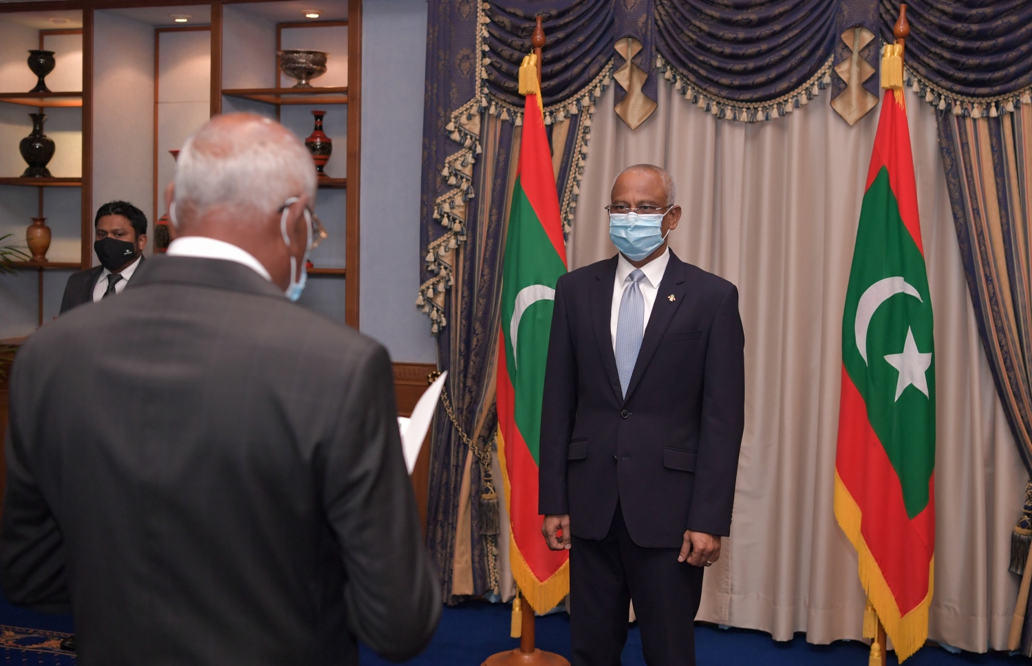 އާ ހެލްތު މިނިސްޓަރު އަހްމަދު ނަސީމް މަގާމުގެ ހުވާކުރައްވަނީ. --ފޮޓޯ/ރައީސް އޮފީސް