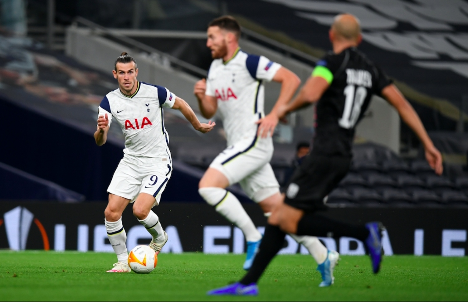 ރޭގެ މެޗުގެ ތެރެއިން ބޭލް (ވ) ބޯޅަ ހިފައިގެން.-- ފޮޓޯ: އޭއެފްޕީ