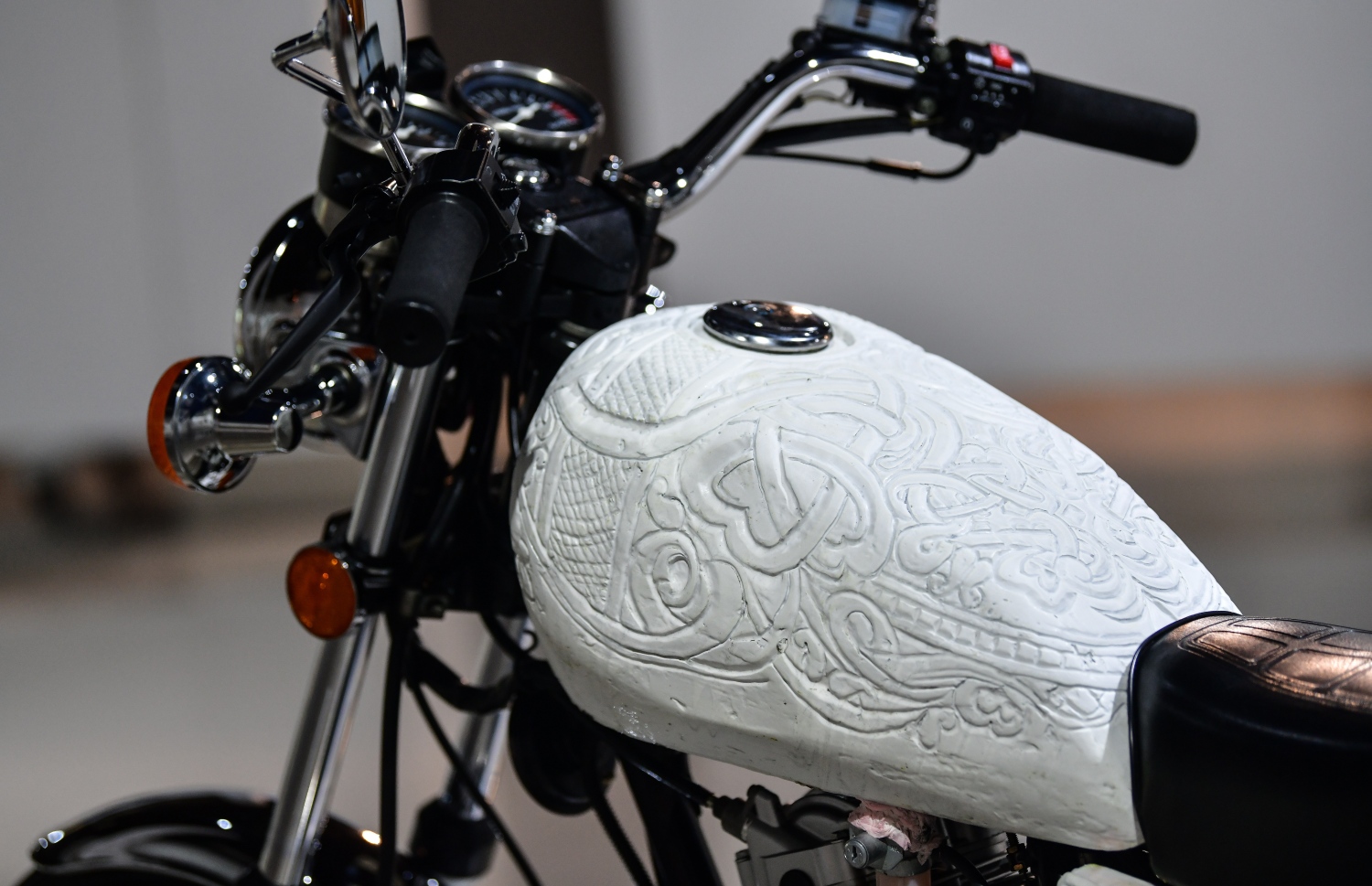 މާލެ: އޮކްޓޯބަރު 26، 2020: ދިވެހި ފަންނުވެރިންގެ ހުނަރު ދައްކާލުމަށް ނެޝަނަލް އާޓު ގެލެރީގައި ބޭއްވި 'އަންވެއިލިން ވިޝަންސް" މައުރަޒުގައި އަހުމަދު އިހުސާންގެ ހުނަރު ދައްކުވައިދިން ސައިކަލު: މި ސައިކަލުގެ ކުރެހުންތައް އަޅާފައި ހުރީ ޕުޓީ ބޭނުން ކޮށްގެން.-- ފޮޓޯ: ނިޝާން އަލީ /މިހާރު